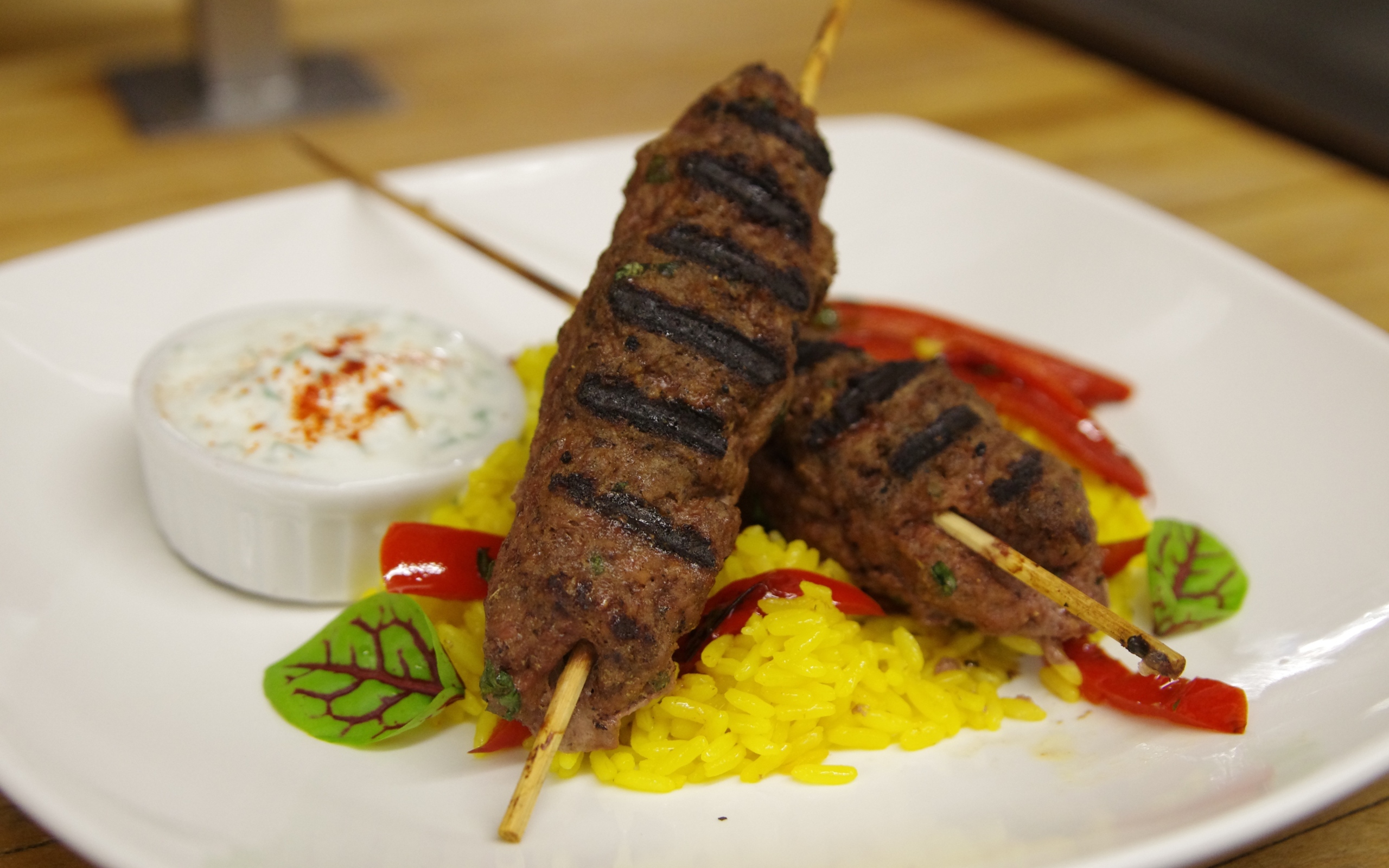 Люля кебаб на тарелке с рисом