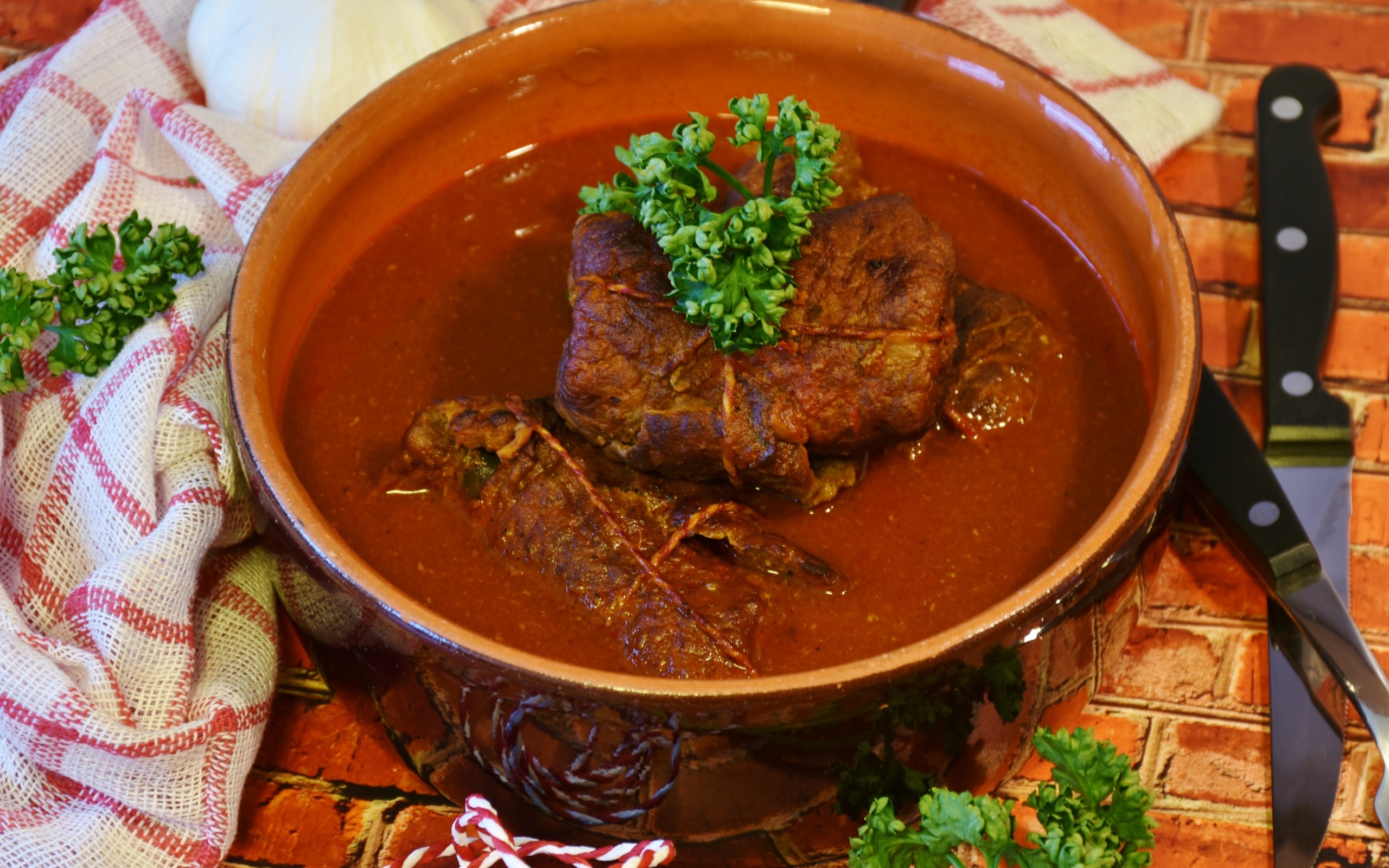 Мясные рулетики в тарелке с соусом