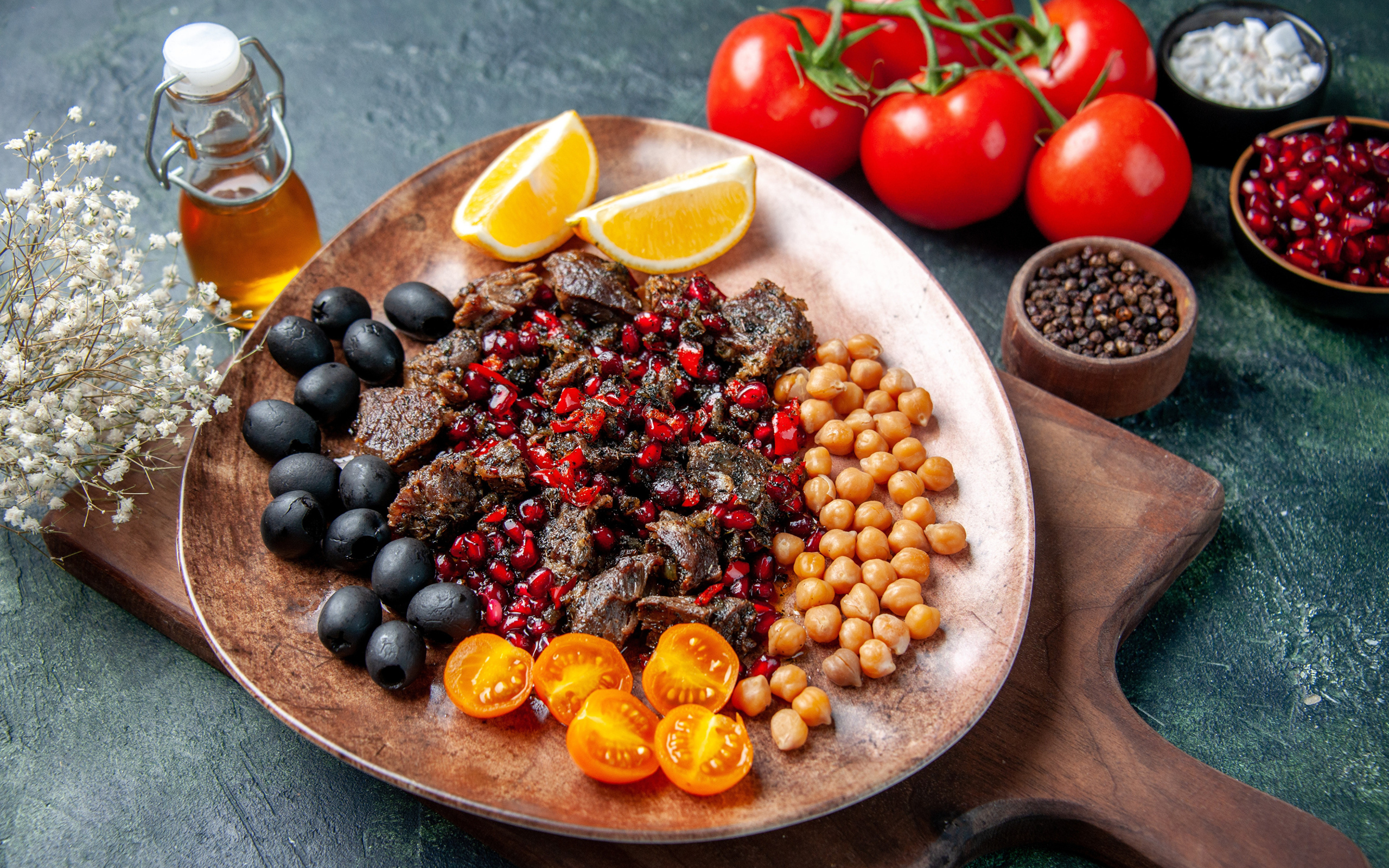 Мясо с овощами на тарелке