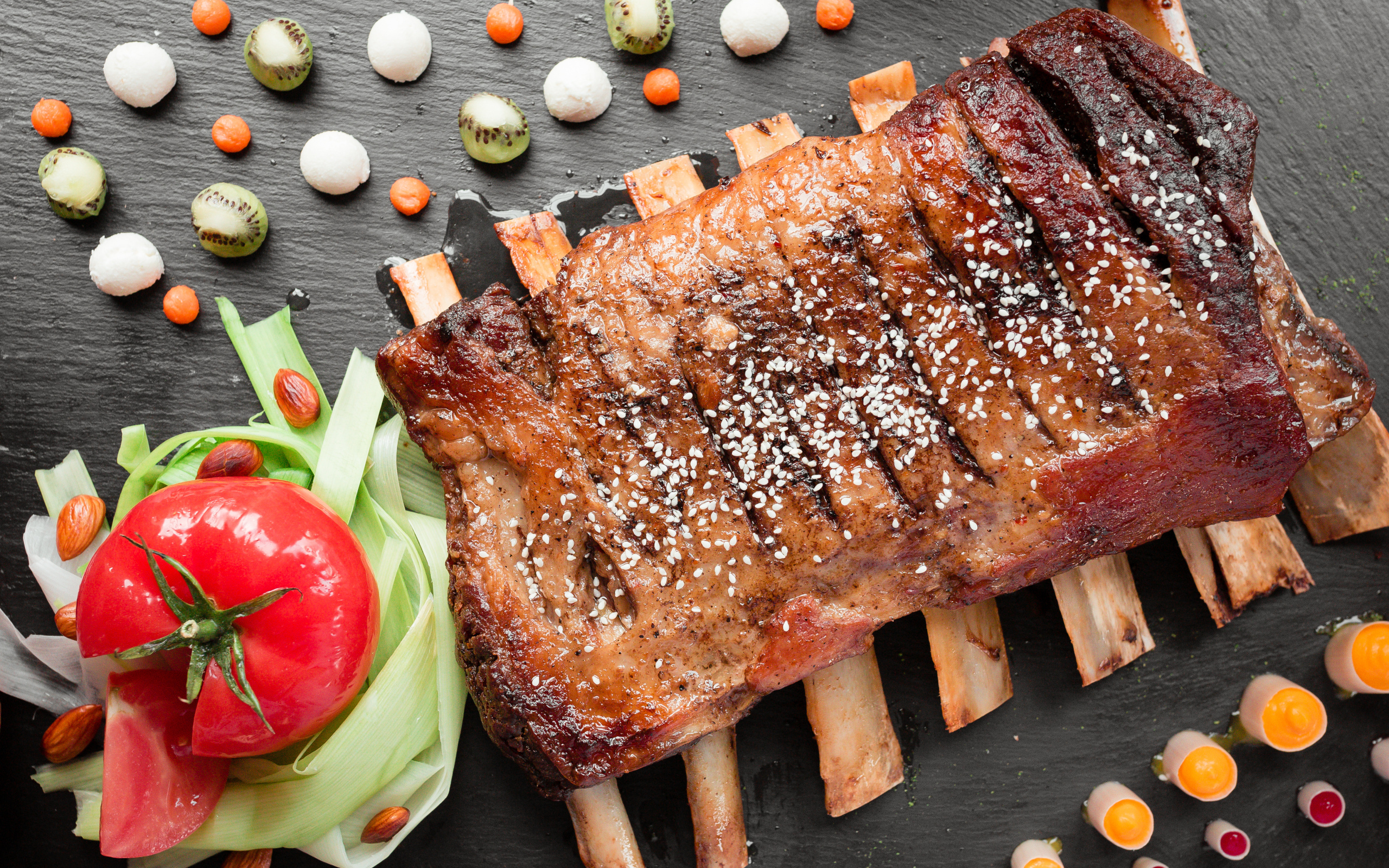 Свиные ребра на столе с овощами