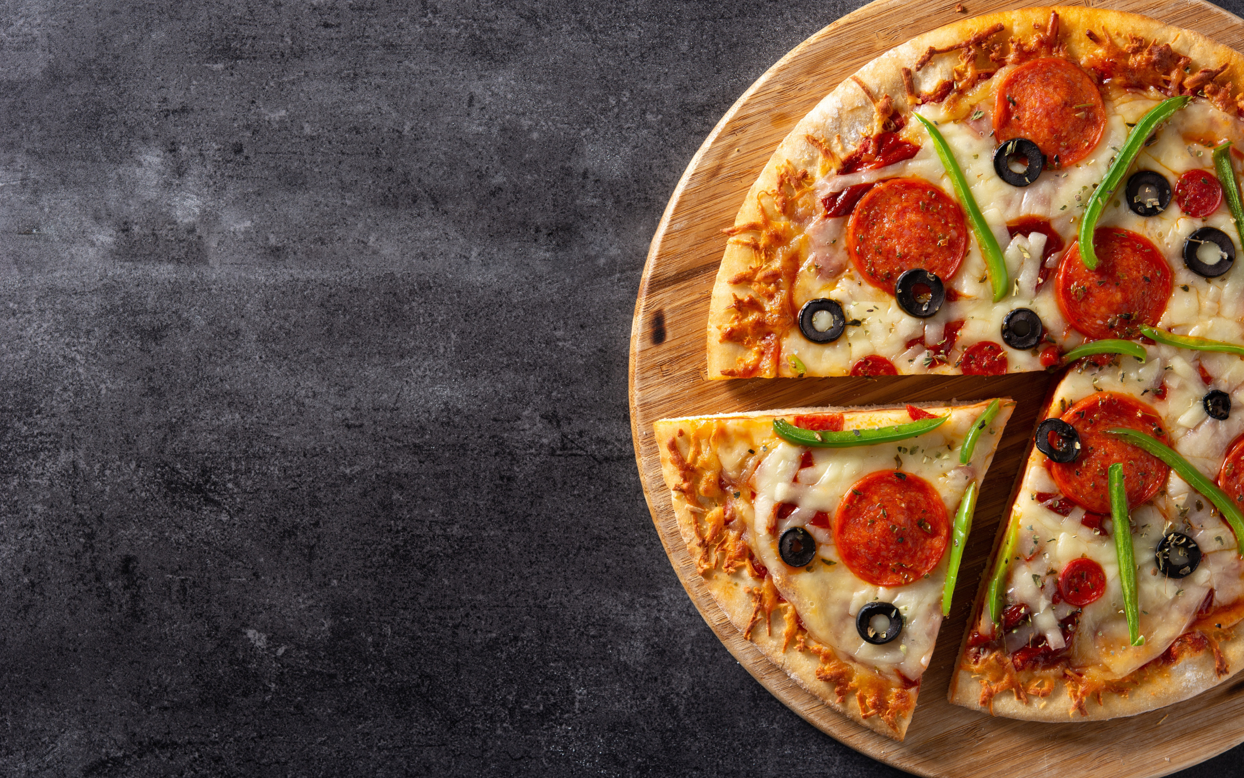 Аппетитная пицца с колбасой на столе