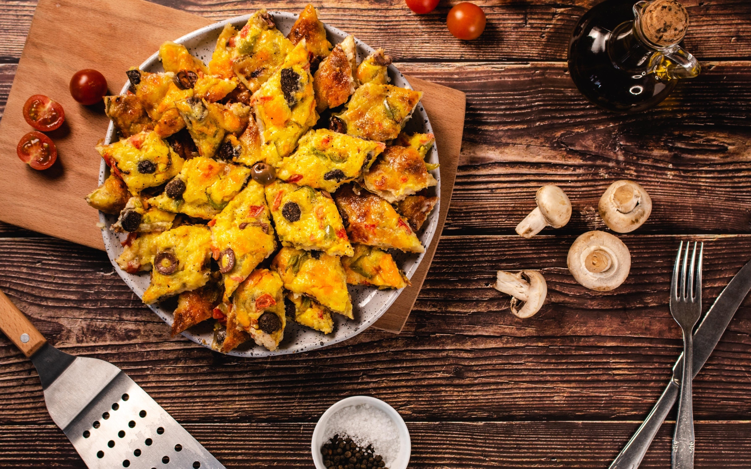 Кусочки пиццы с грибами на тарелке на столе