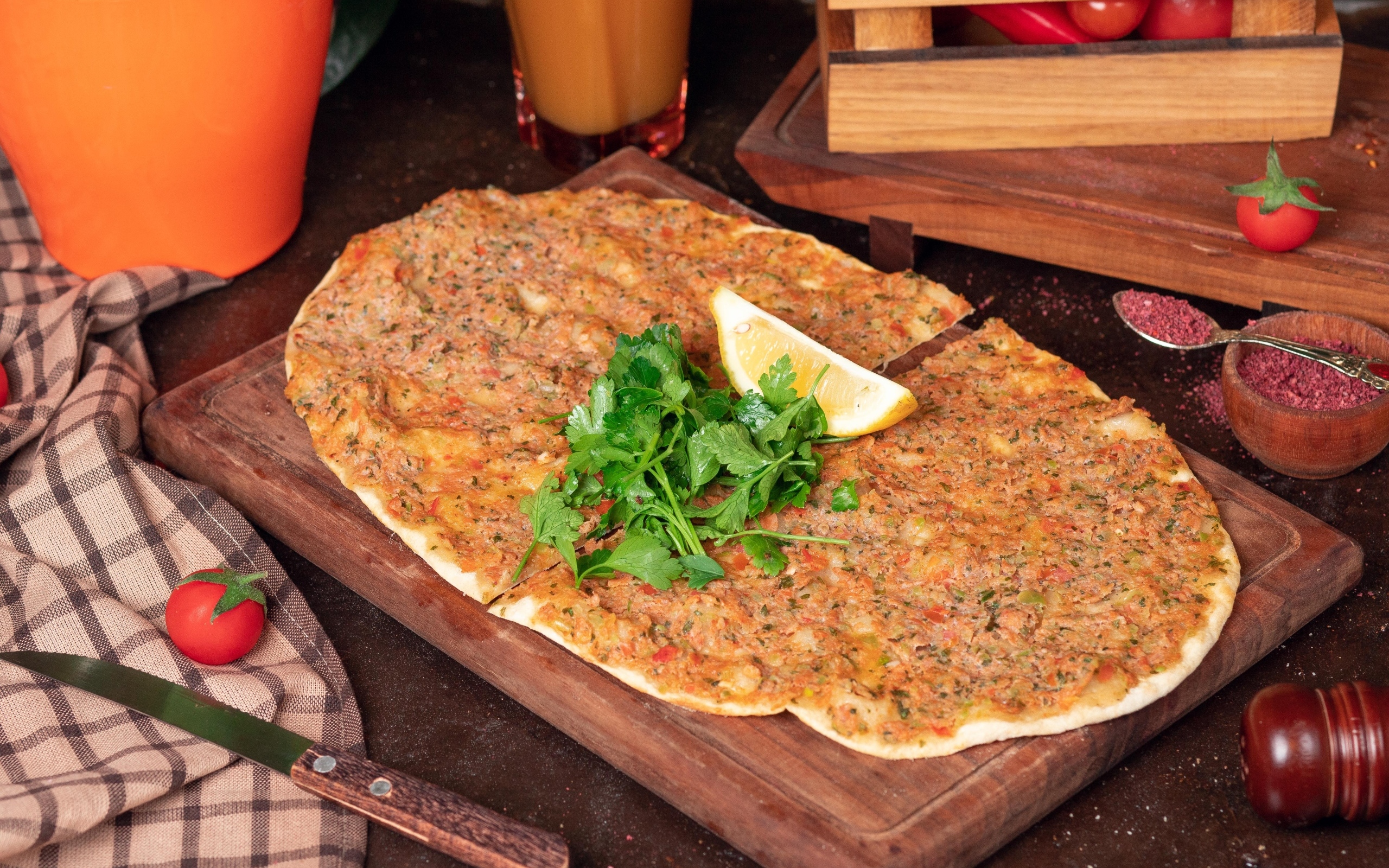 Турецкая пицца Лахмаджун на столе