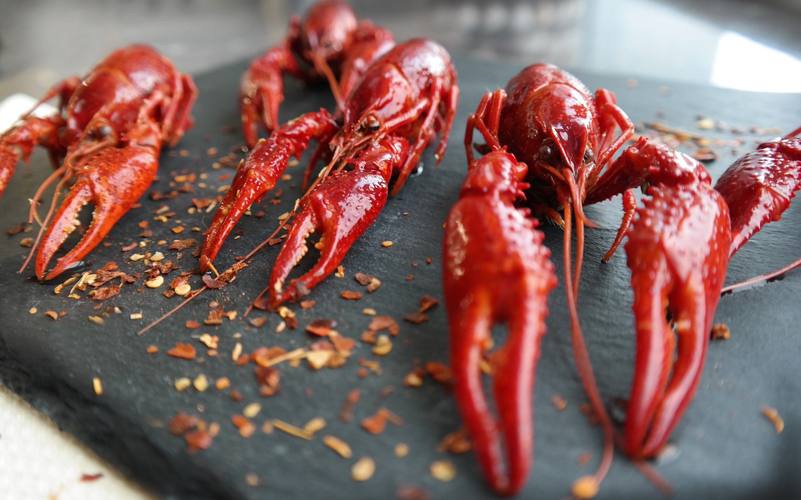Вареные красные раки на столе