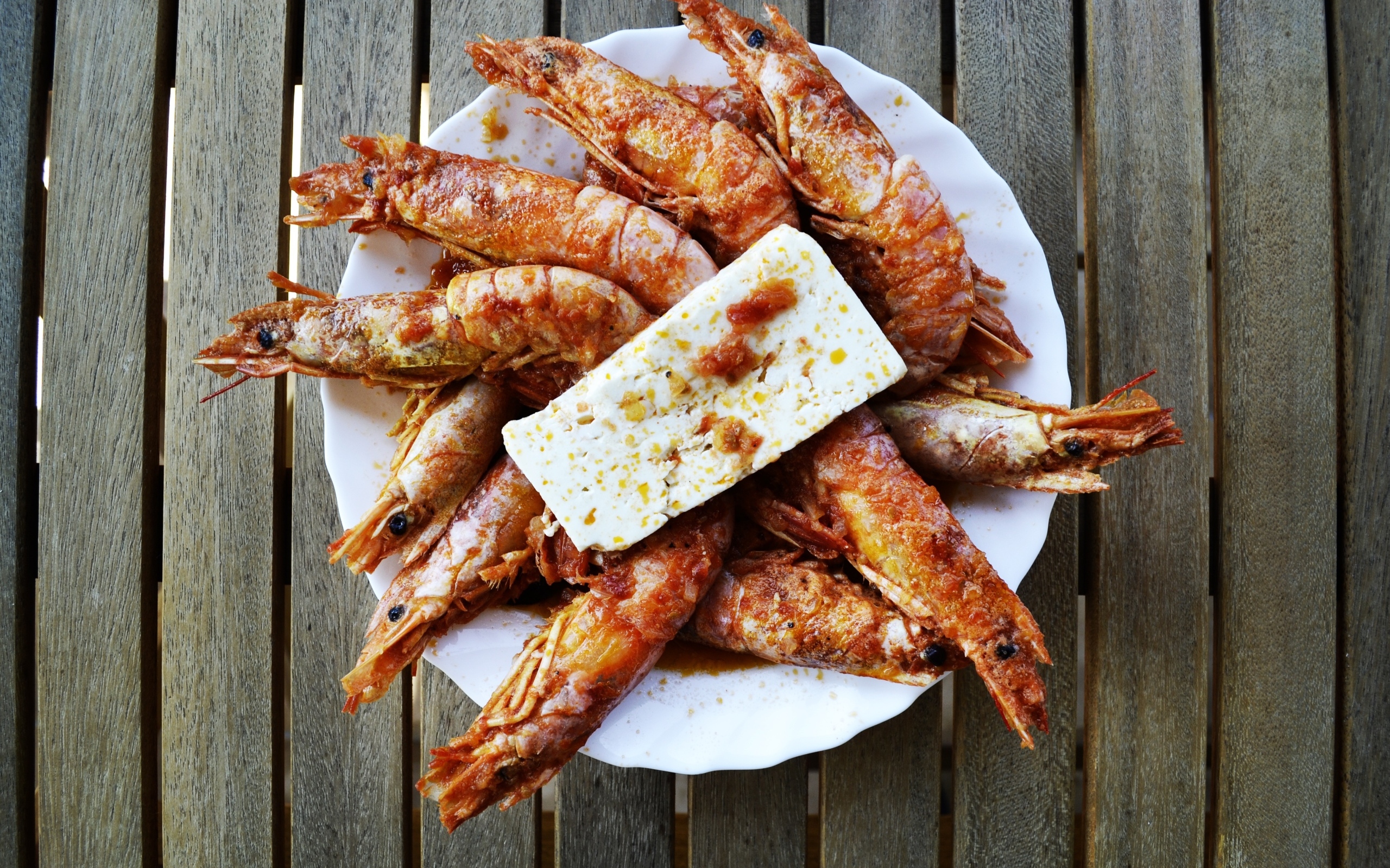 Жареные креветки на тарелке с сыром