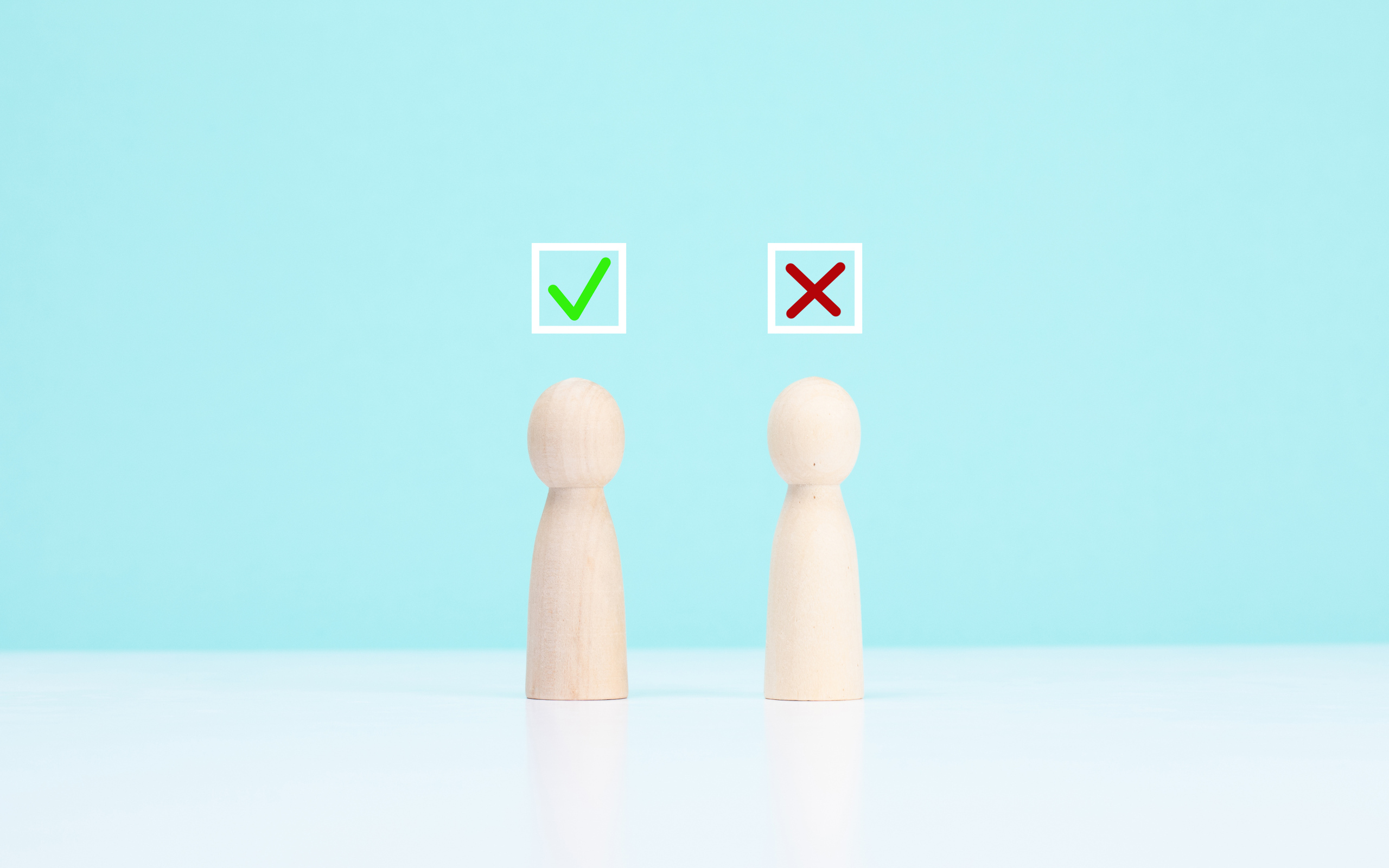 Две кегли с правом выбора на голубом фоне