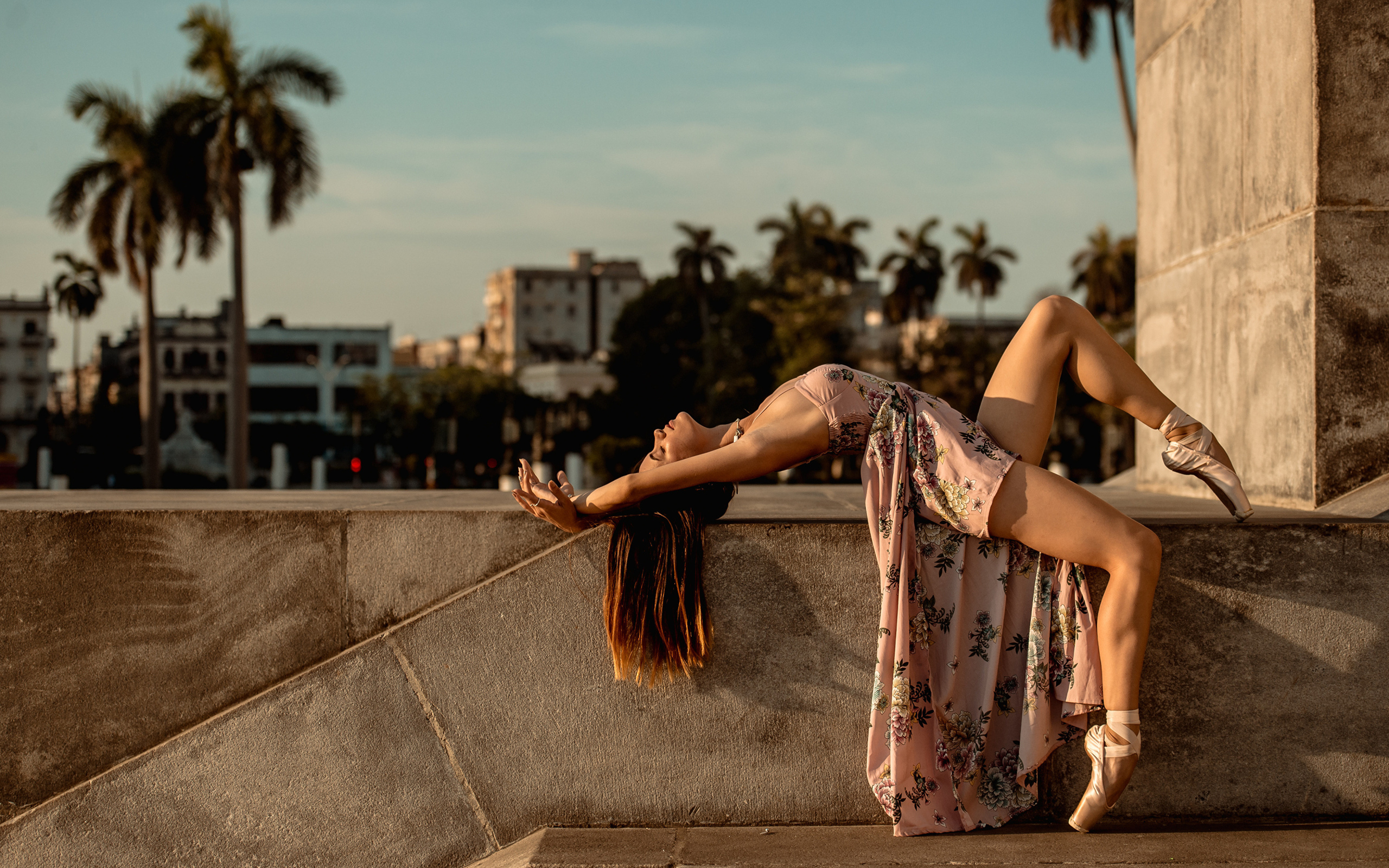 Девушка балерина в платье греется на солнце