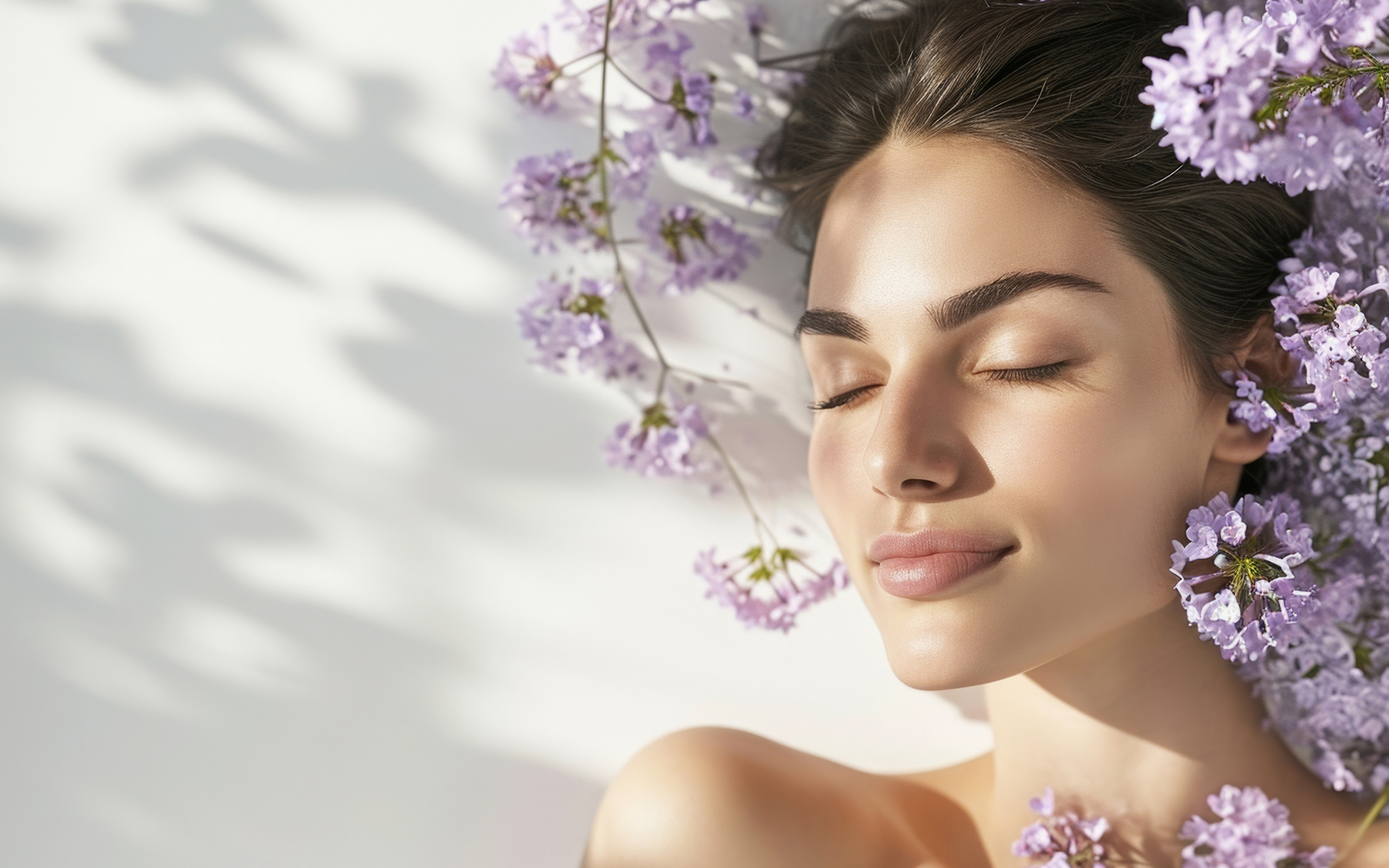 Красивая девушка с закрытыми глазами в цветах сирени