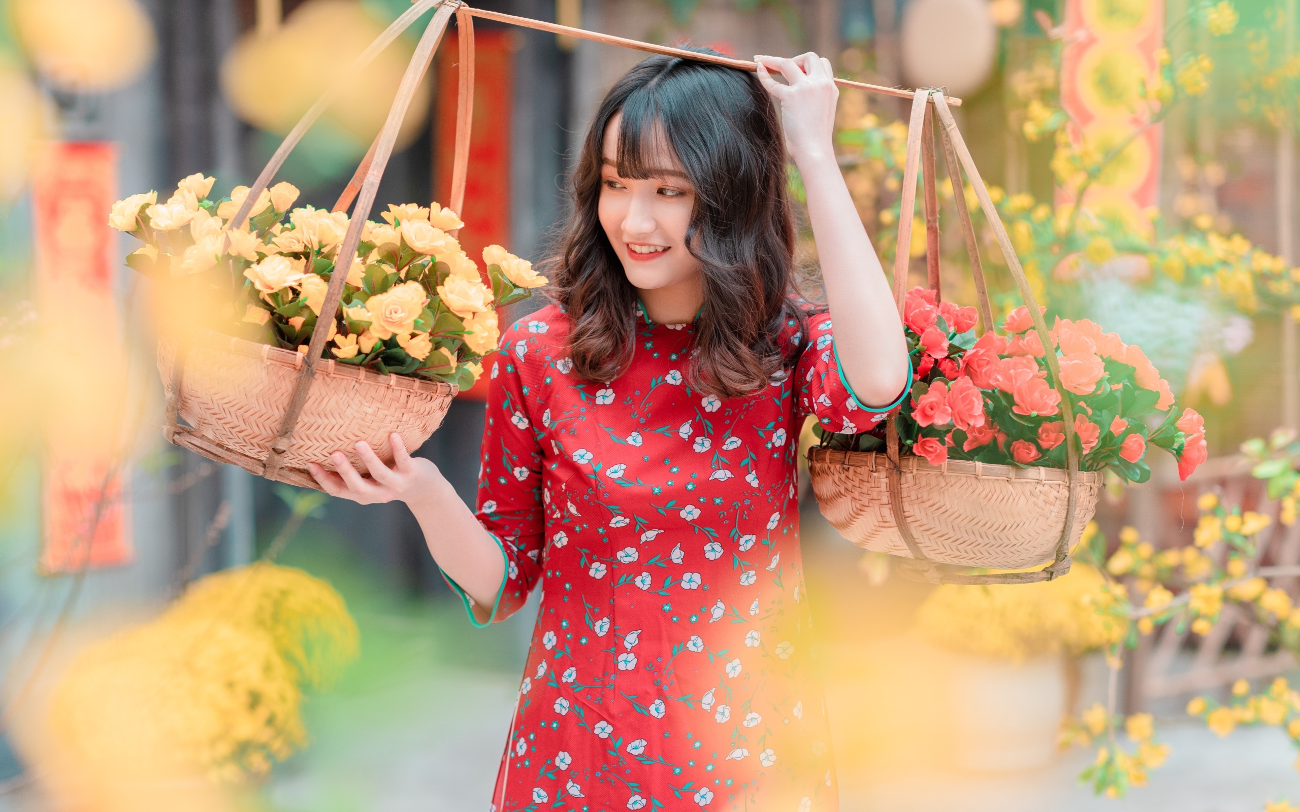 Милая девушка азиатка с цветами в красном платье