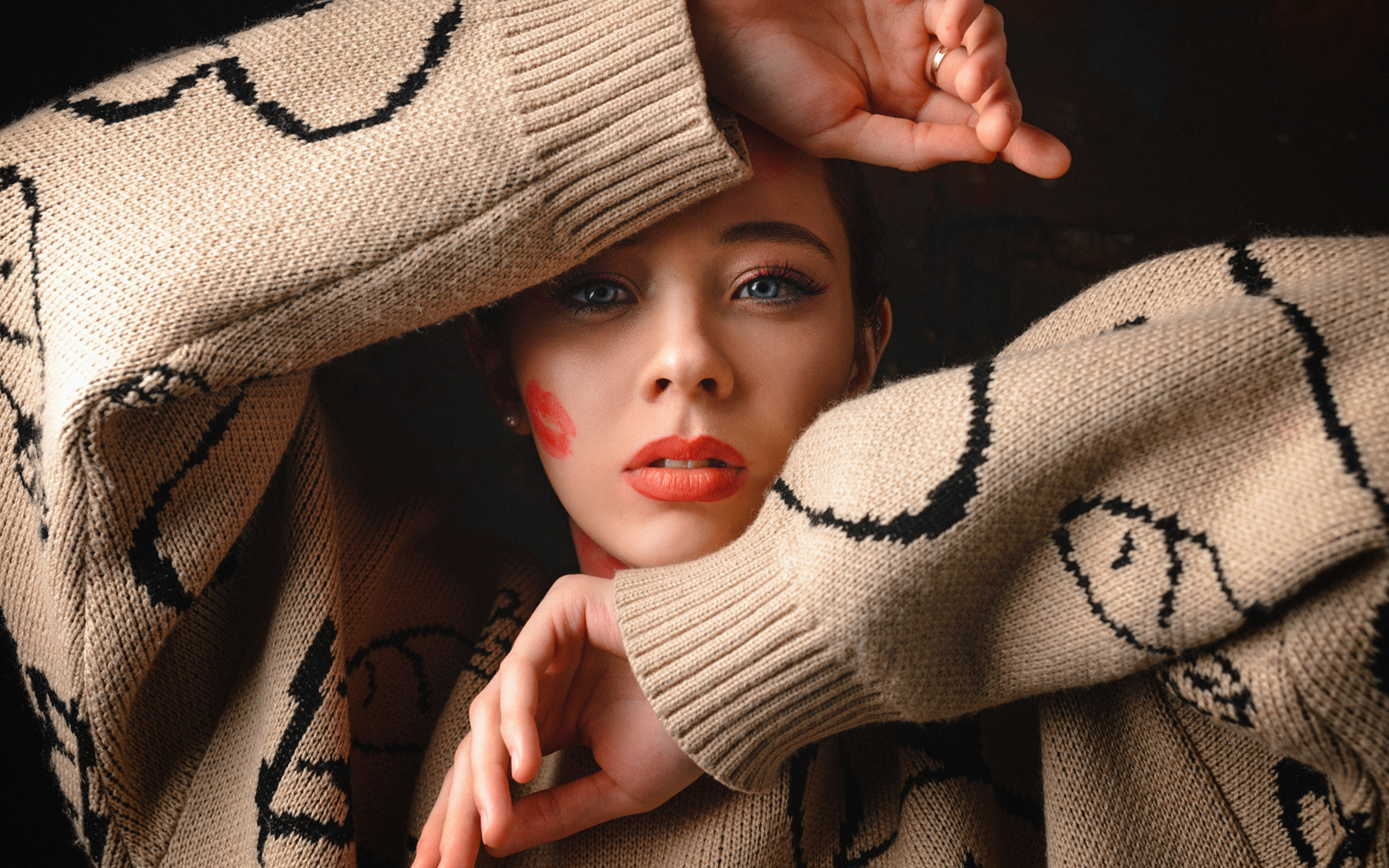 Милая голубоглазая девушка в теплом свитере