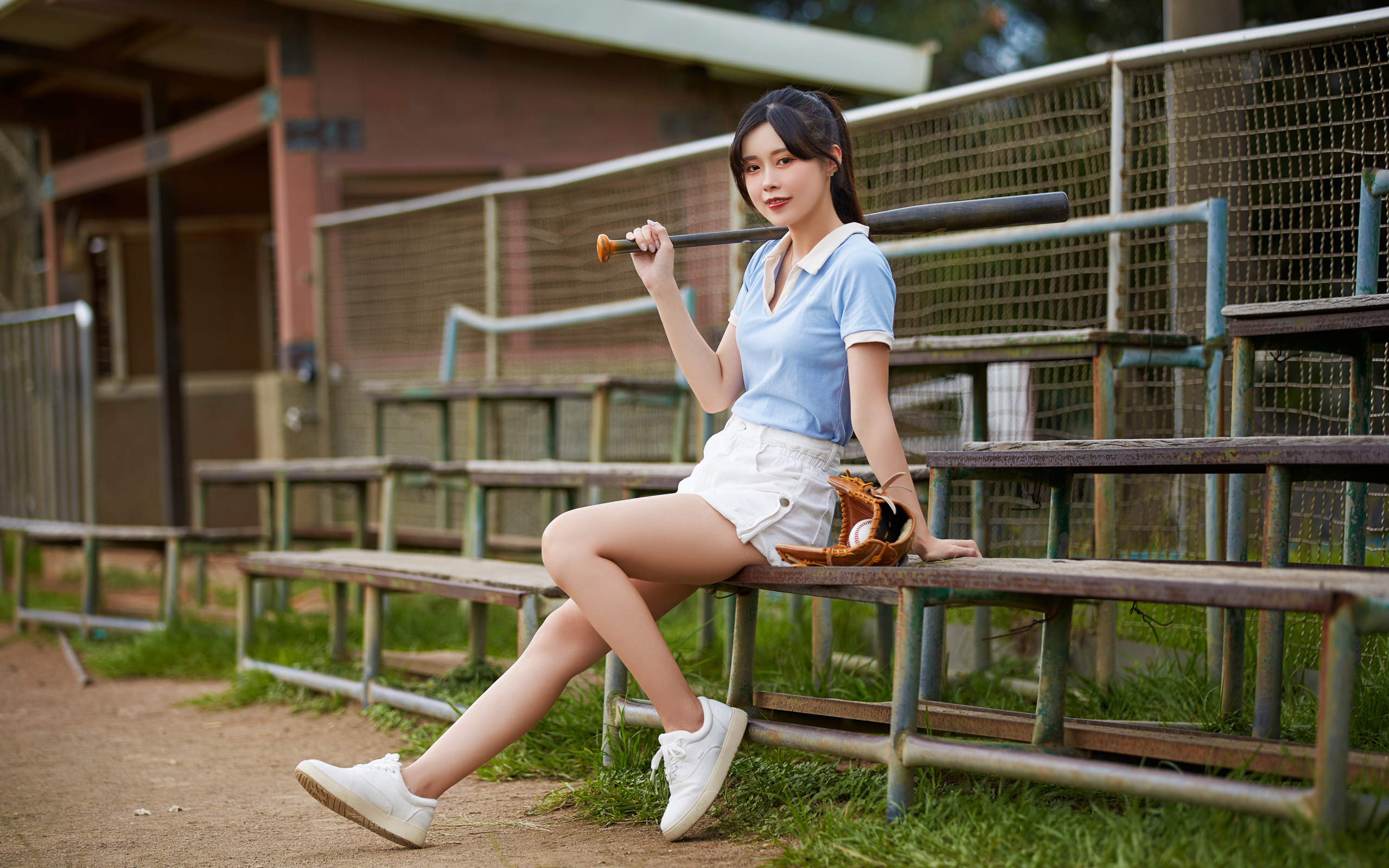 Девушка спортсменка с бейсбольной битой 