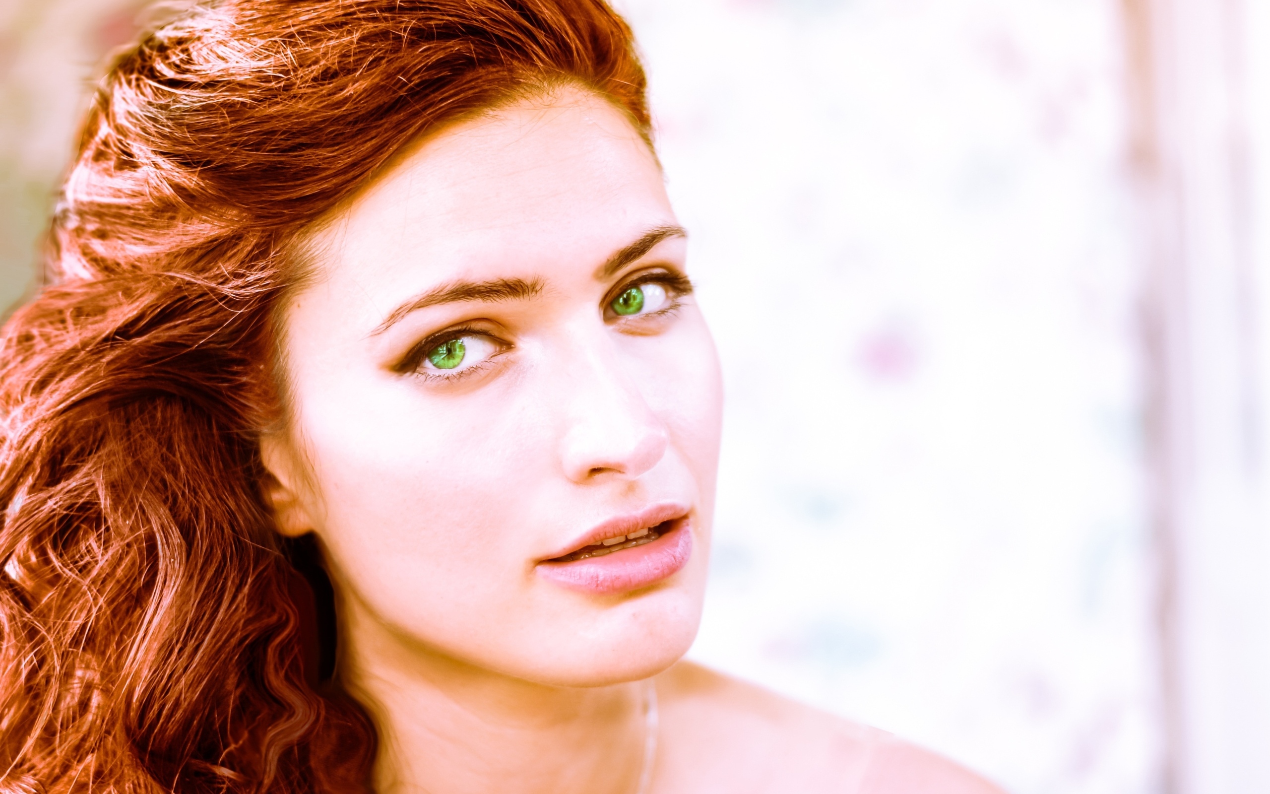 Зеленоглазая рыжеволосая девушка крупным планом