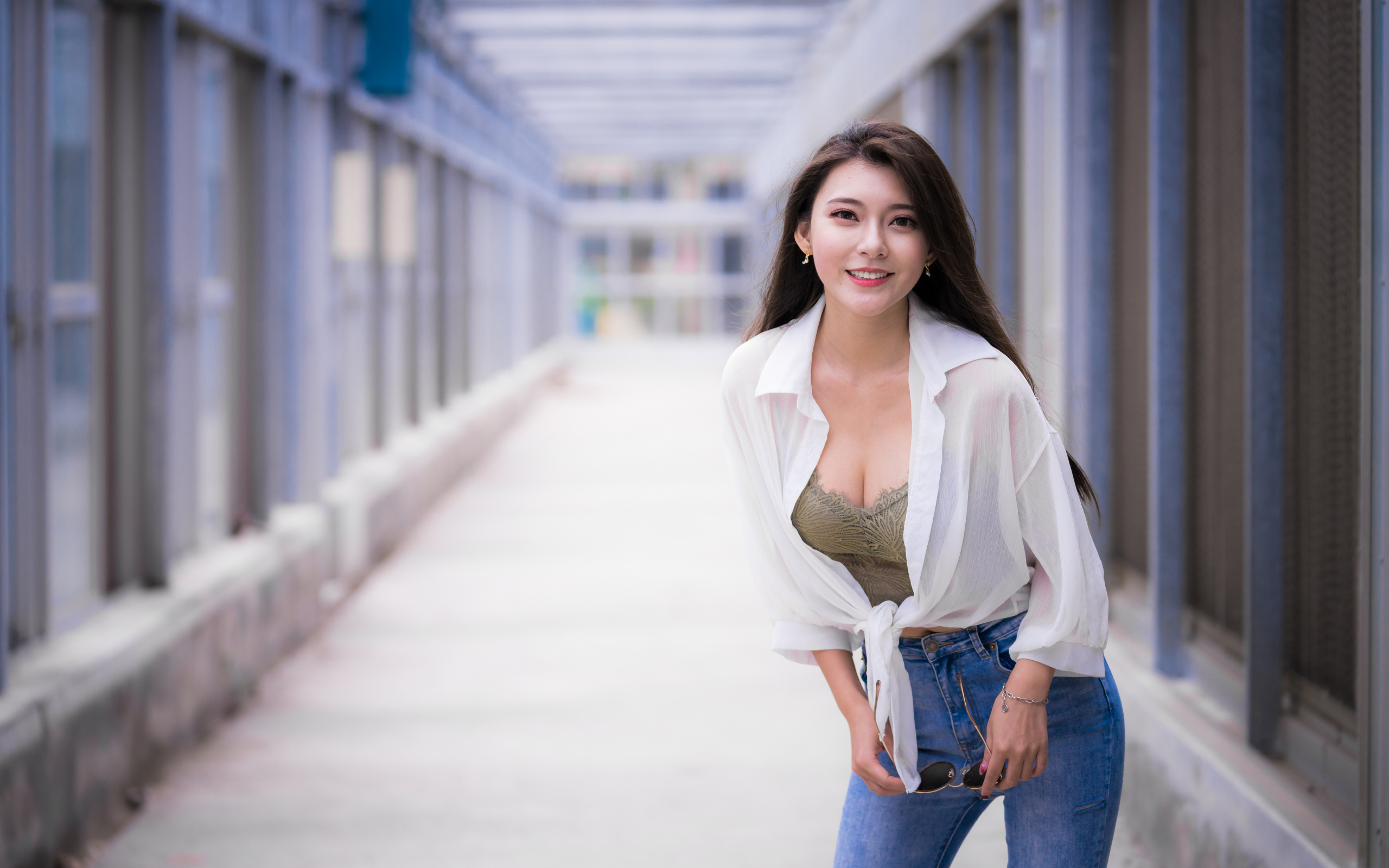 Улыбающаяся азиатка в белой рубашке