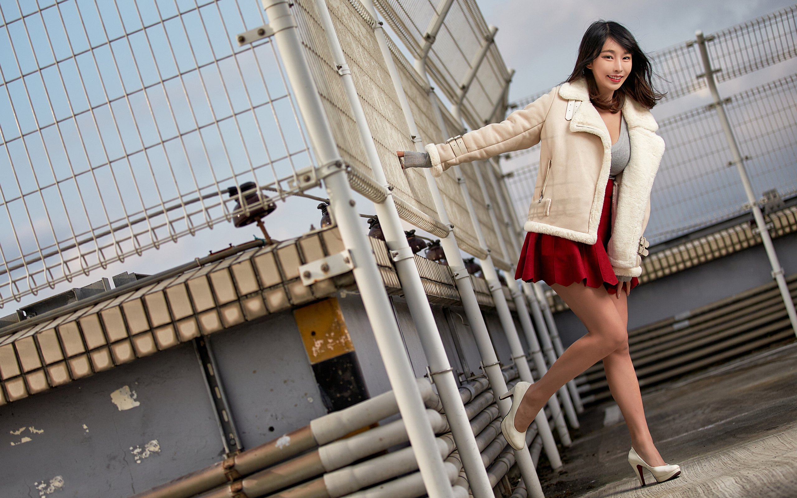 Улыбающаяся девушка азиатка в теплой куртке