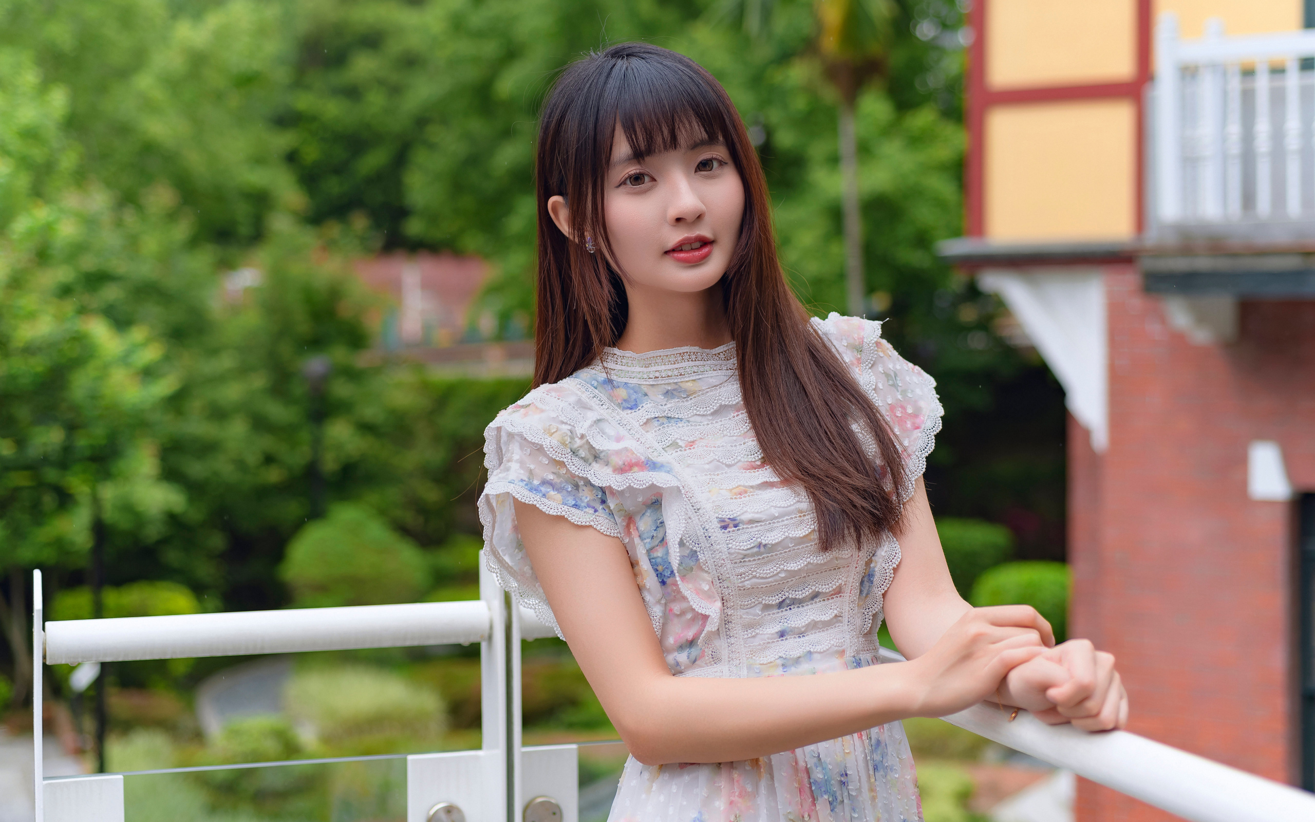 Нежный взгляд молодой длинноволосой азиатки в платье