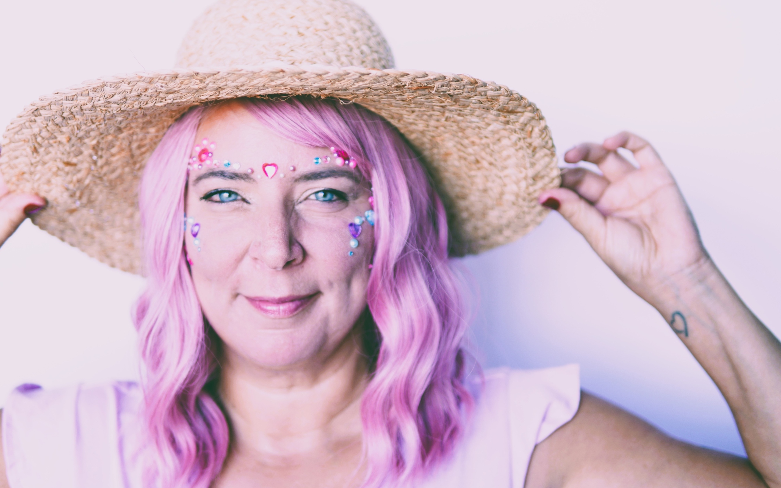 Женщина в шляпе с розовыми волосами