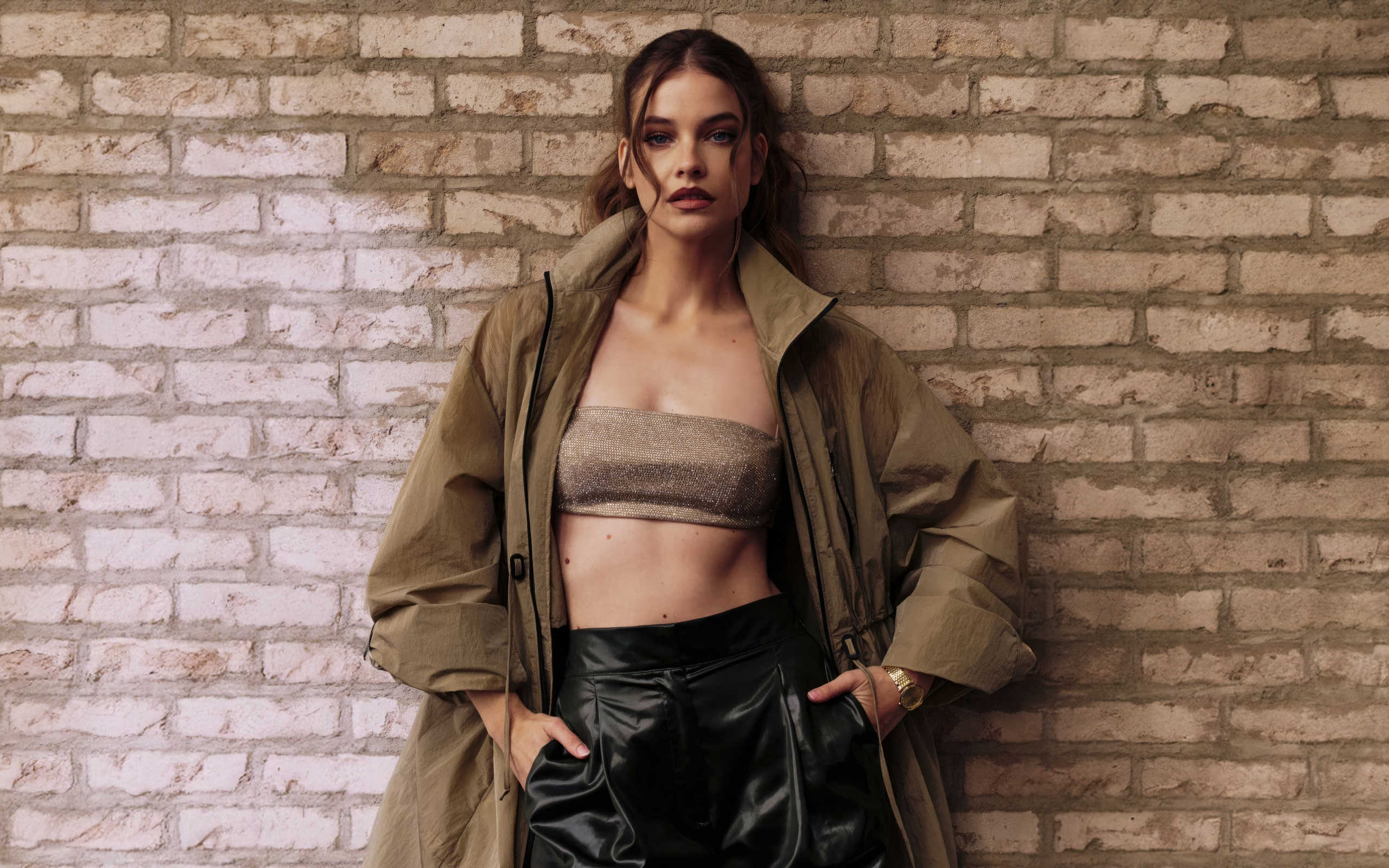 Красивая модель Барбара Палвин стоит у стены