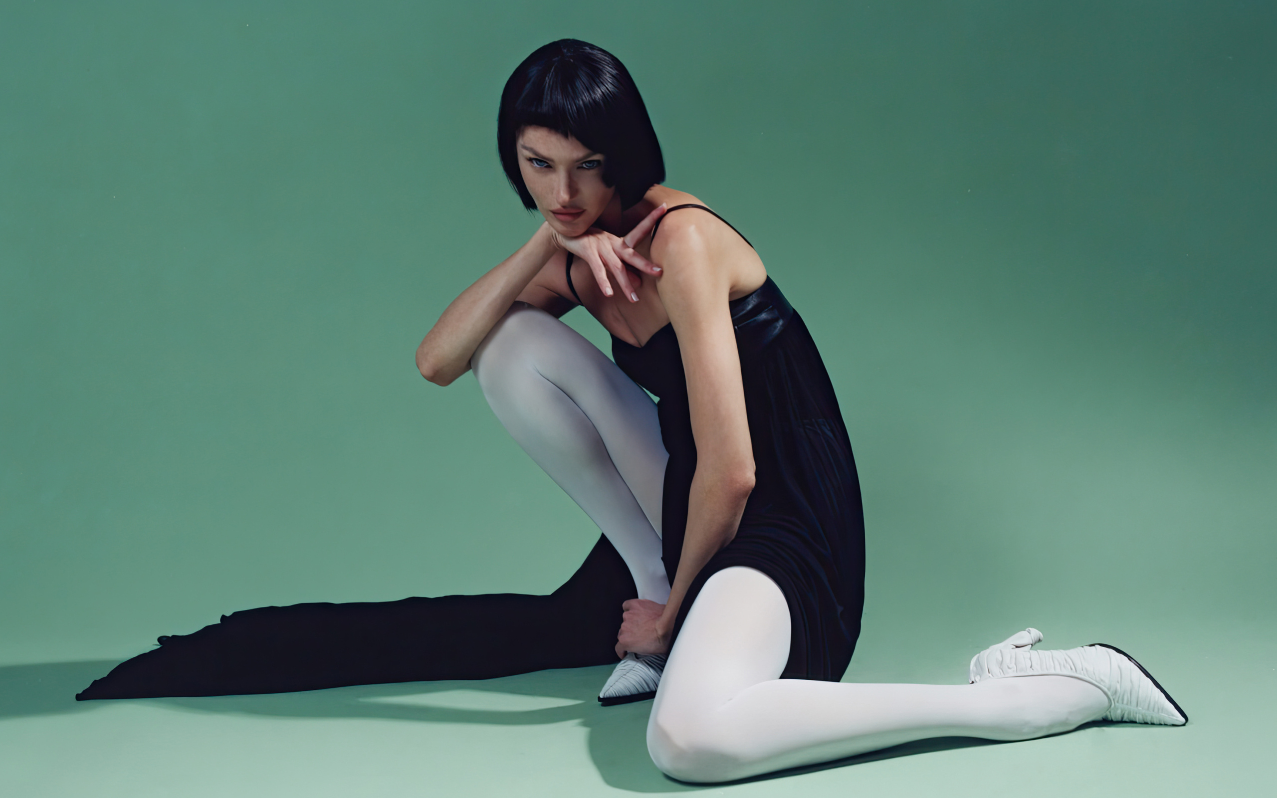 Модель Кэндис Свейнпол с короткими черными волосами