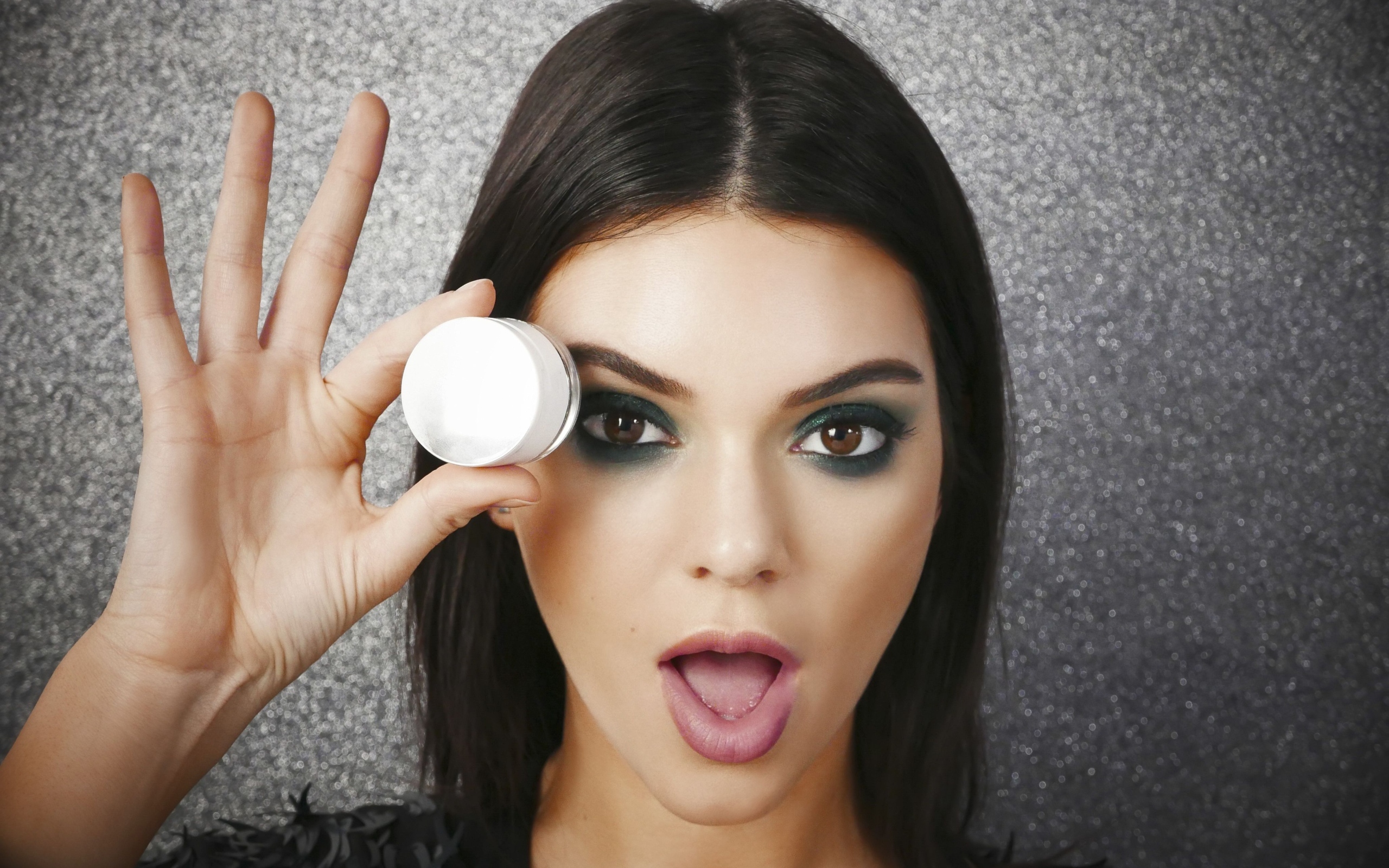 Модель Кендалл Дженнер с красивым макияжем