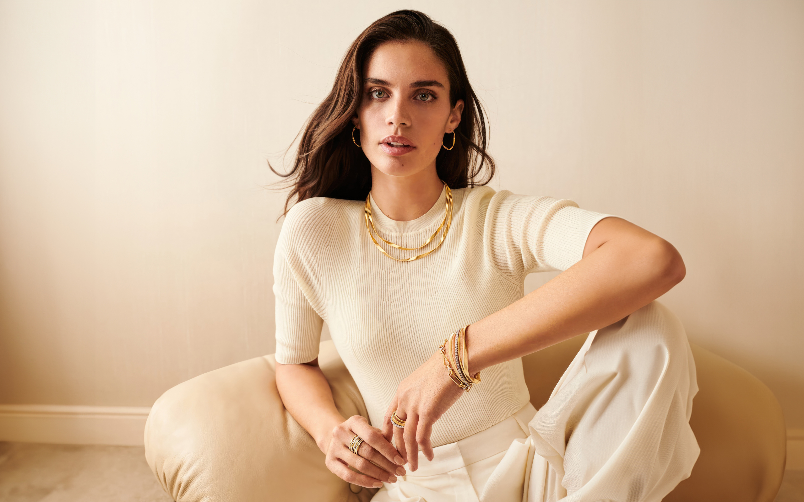 Португальская модель Сара Сампайо сидит в кресле