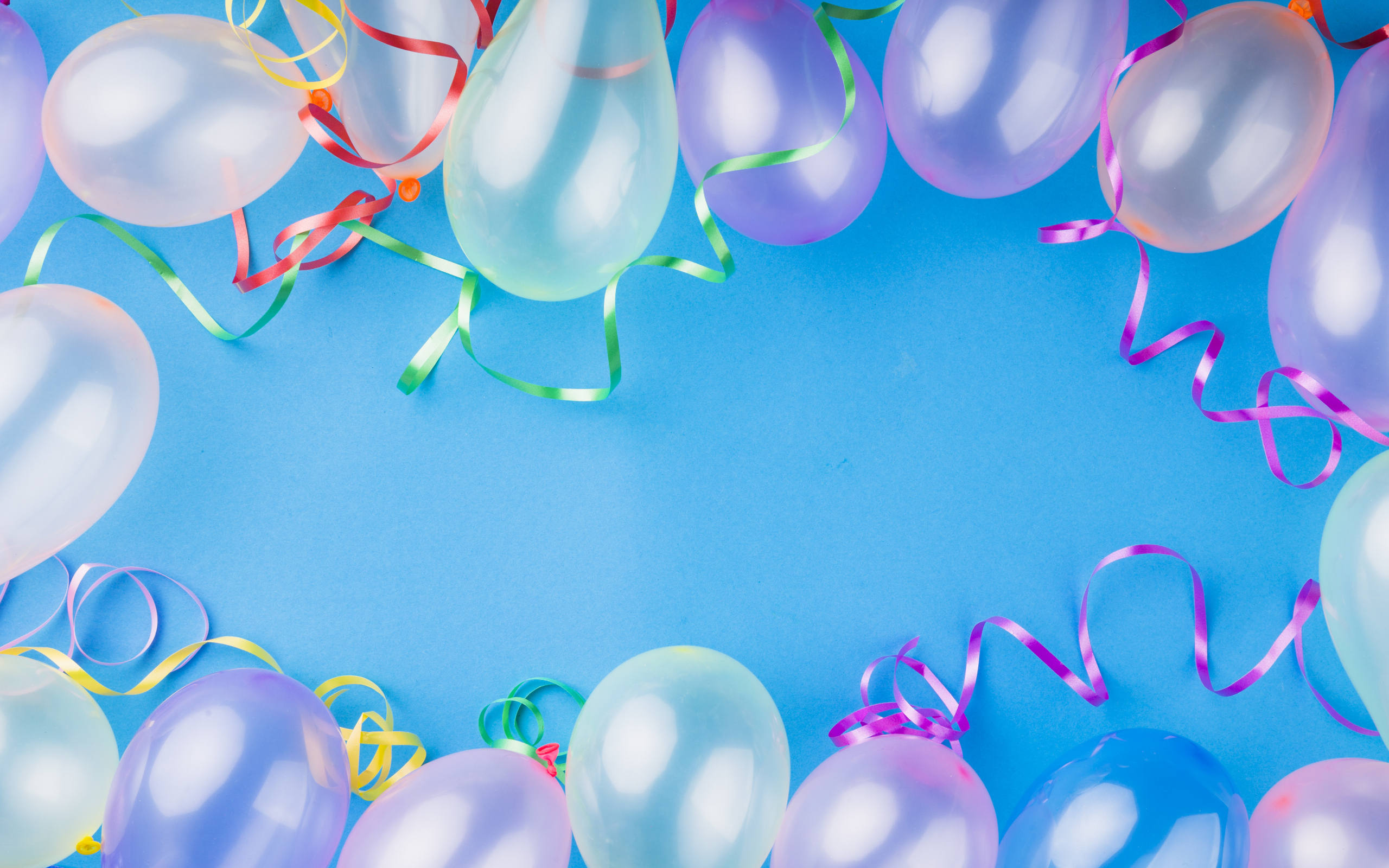 Надувные шарики на голубом фоне