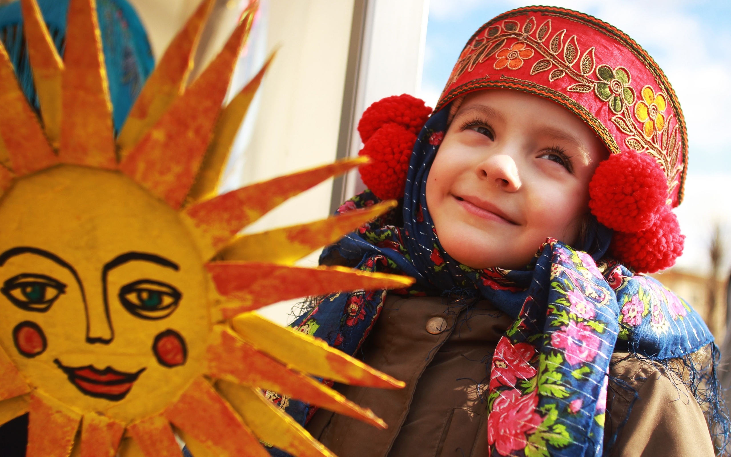 Девочка в костюме на праздник Масленица