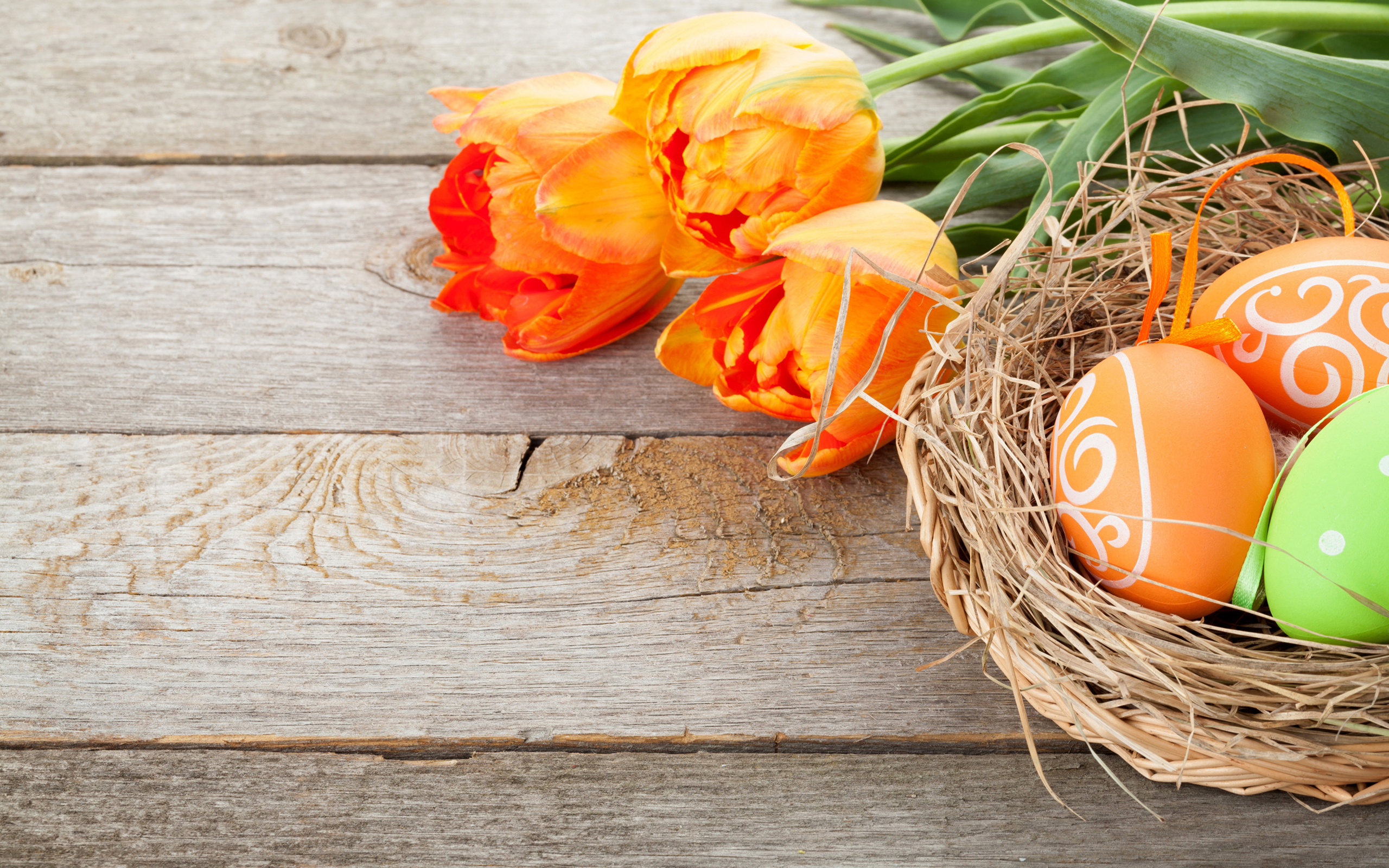 Крашеные яйца с оранжевыми тюльпанами на Пасху 2024