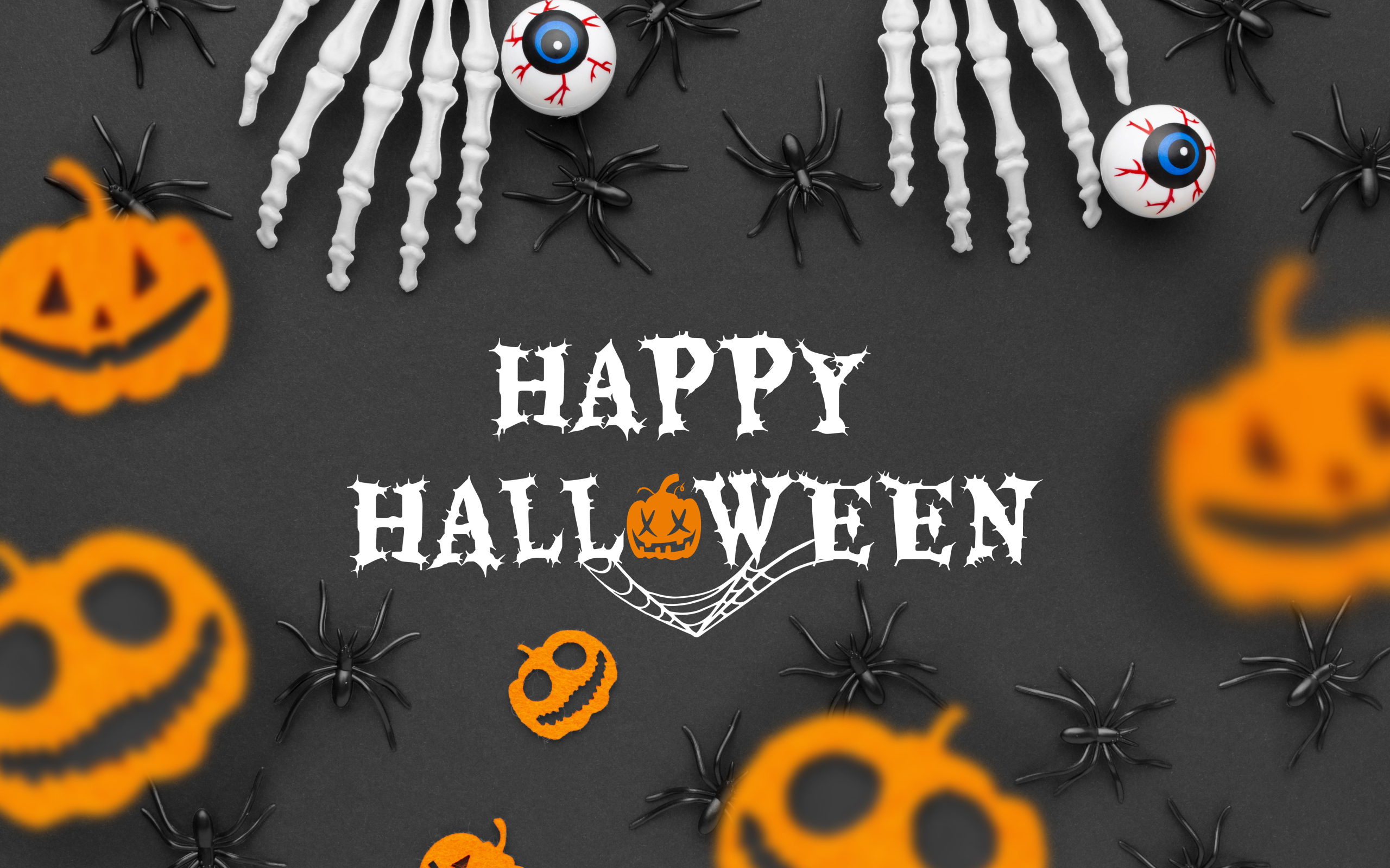 Открытка с декором на деревянном фоне на праздник Хэллоуин