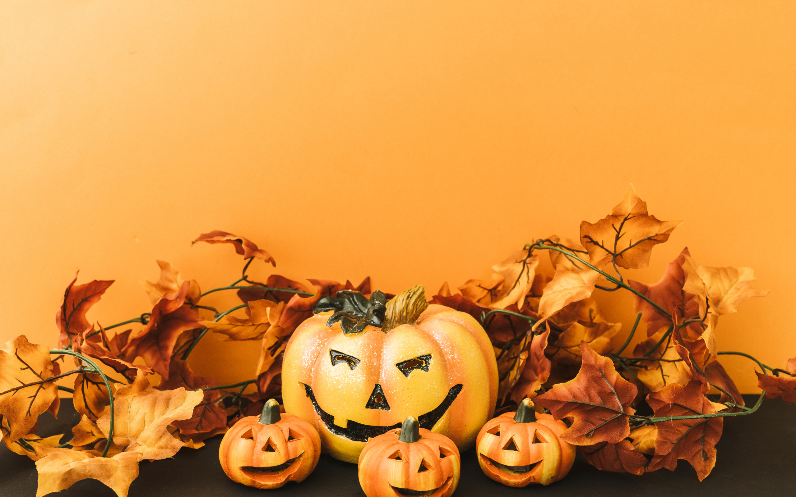 Композиция на оранжевом фоне на праздник Хэллоуин