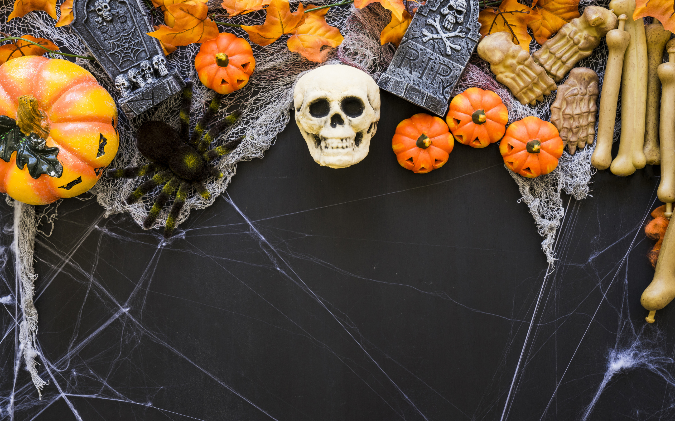 Темный фон с декором на праздник Хэллоуин