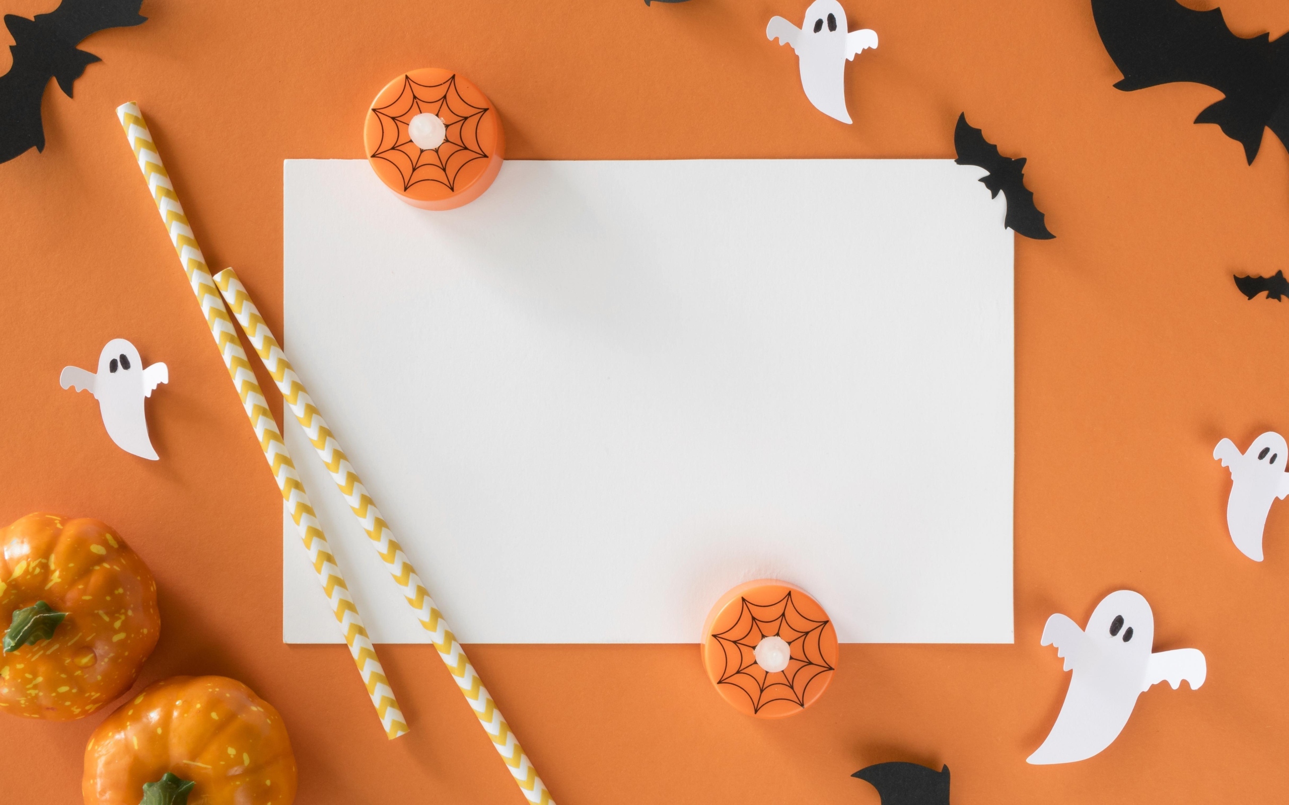 Шаблон на оранжевом фоне с летучими мышами и привидениями