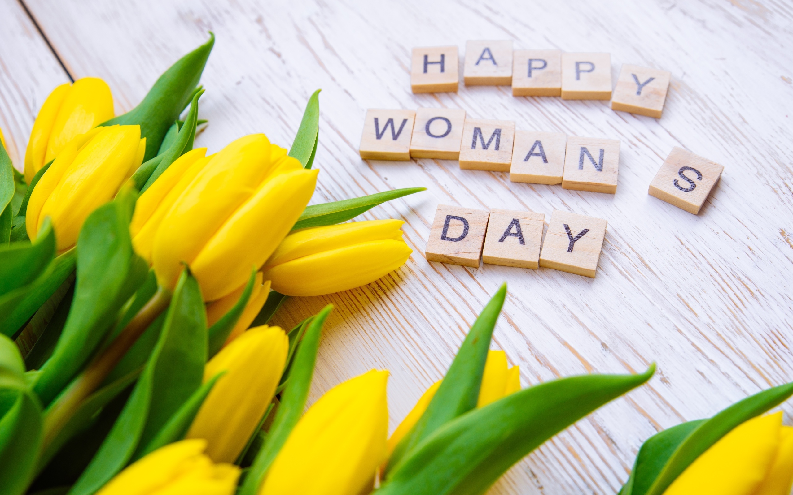 Большой букет желтых тюльпанов на Международный женский день 8 марта