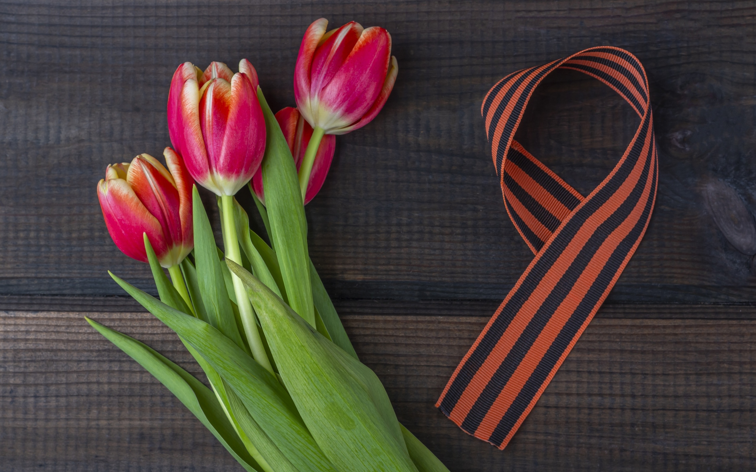 Георгиевская лента с букетом тюльпанов на 9 мая