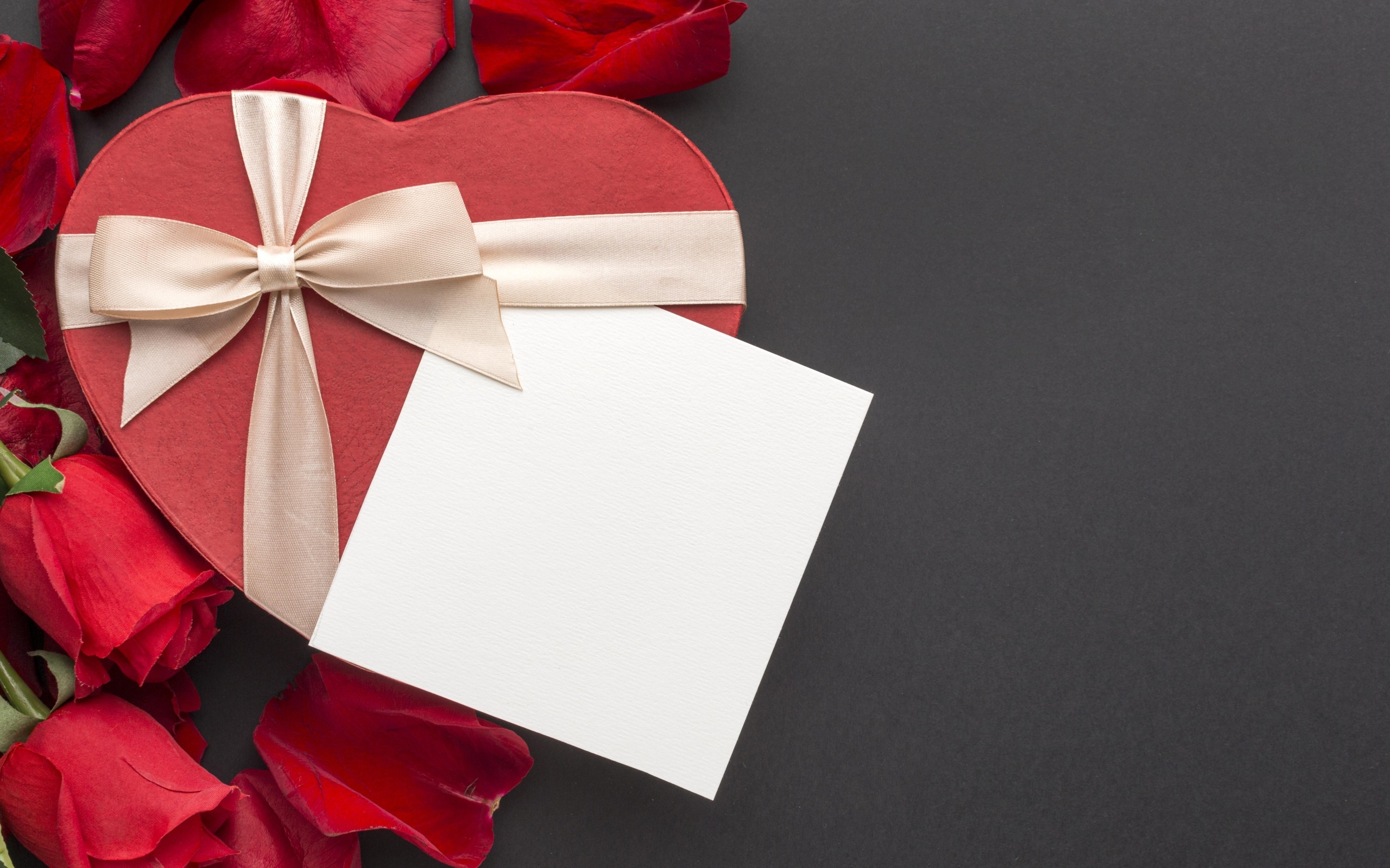 Подарок и цветы на сером фоне, шаблон поздравительной открытки