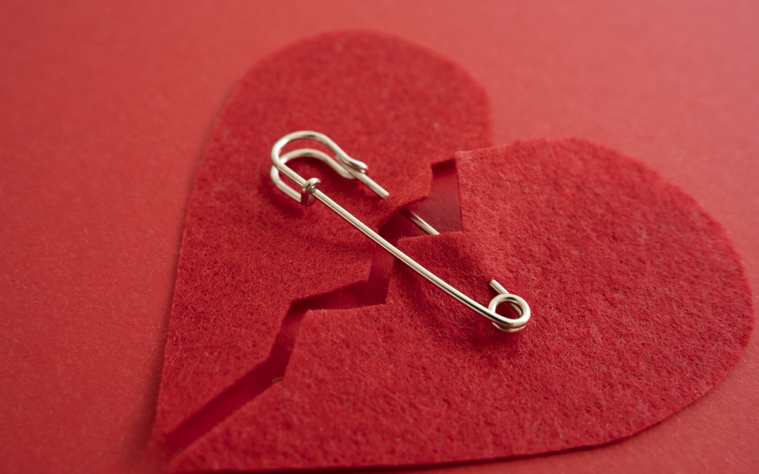 Разбитое сердце скрепили английской булавкой