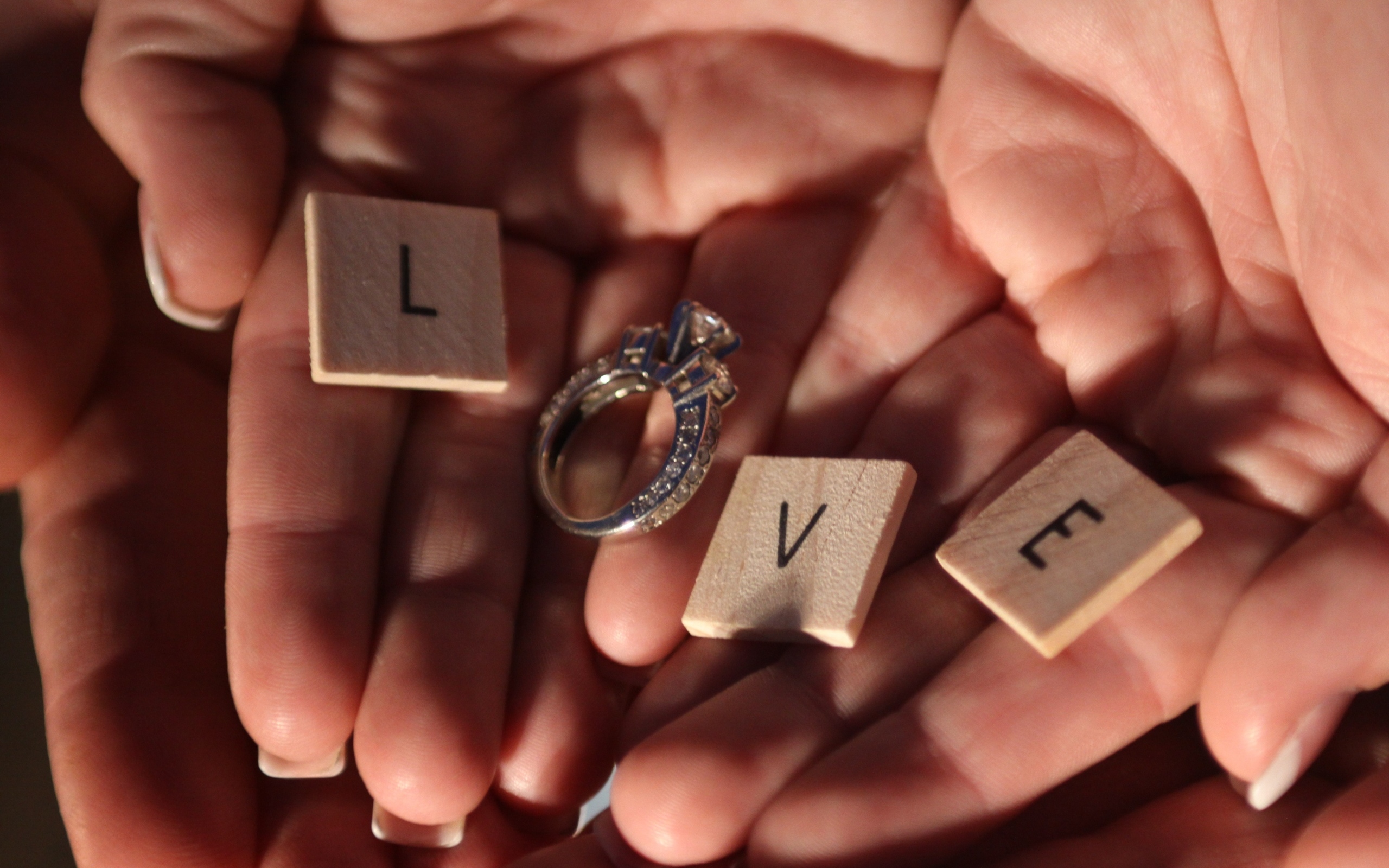 Кубики и кольцо на ладонях с надписью любовь