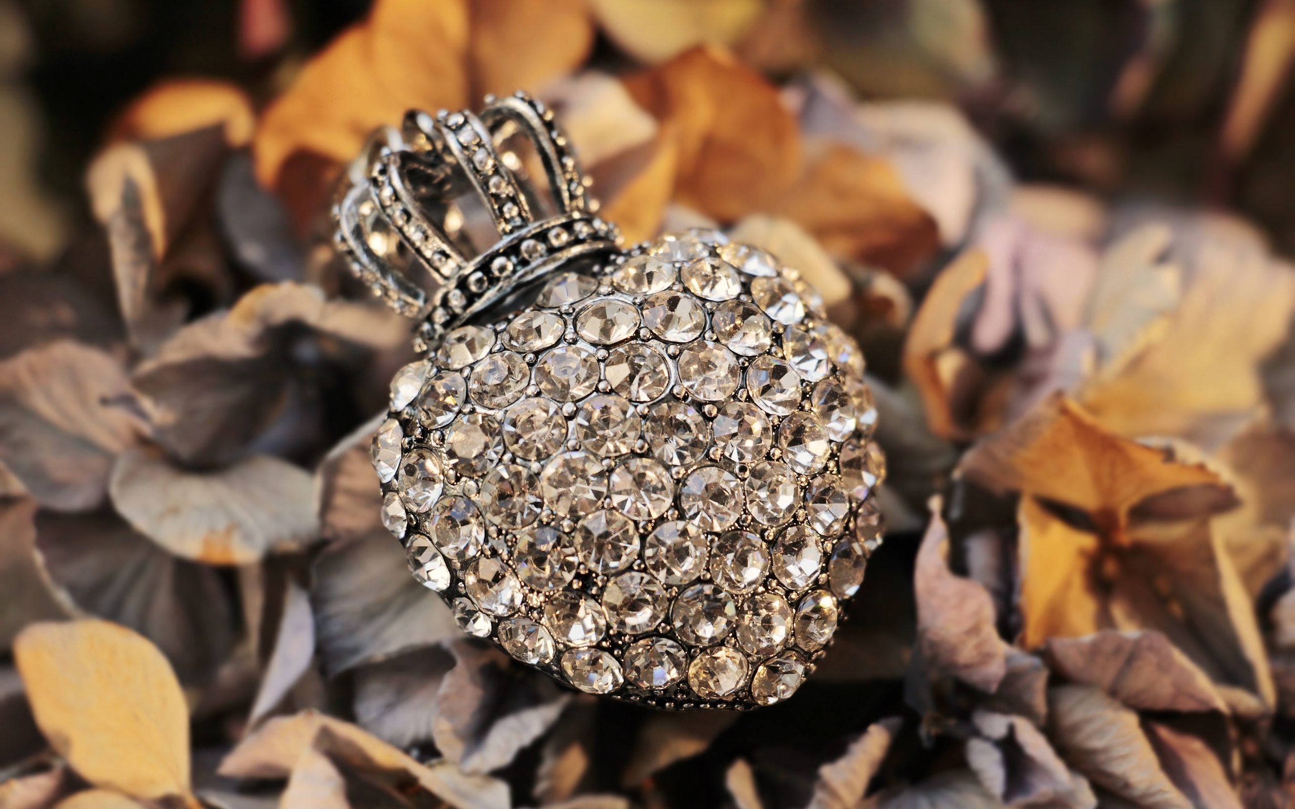 Кулон в форме сердца с короной  усыпан камнями