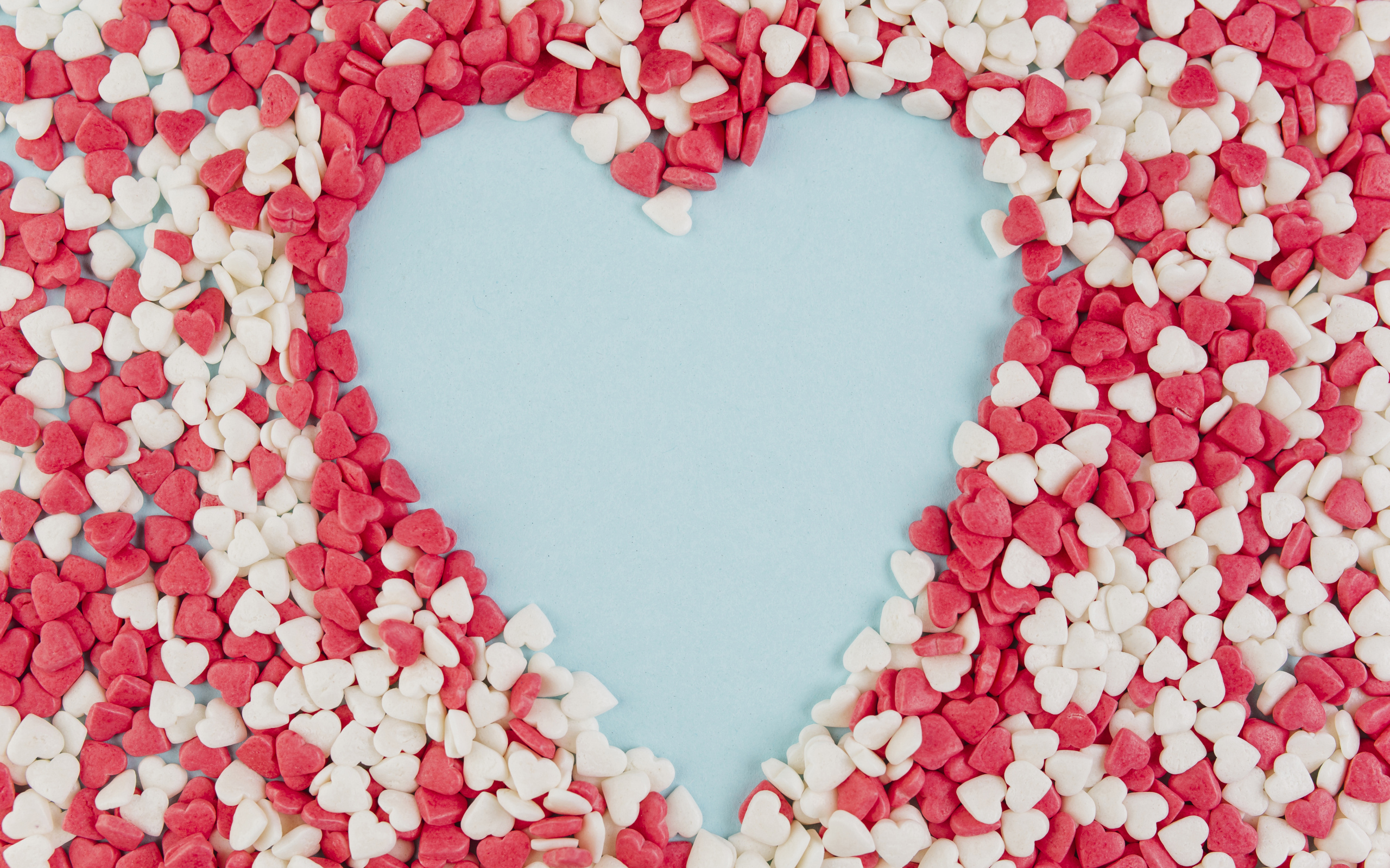 Сердце на голубом фоне из маленьких сладких сердечек