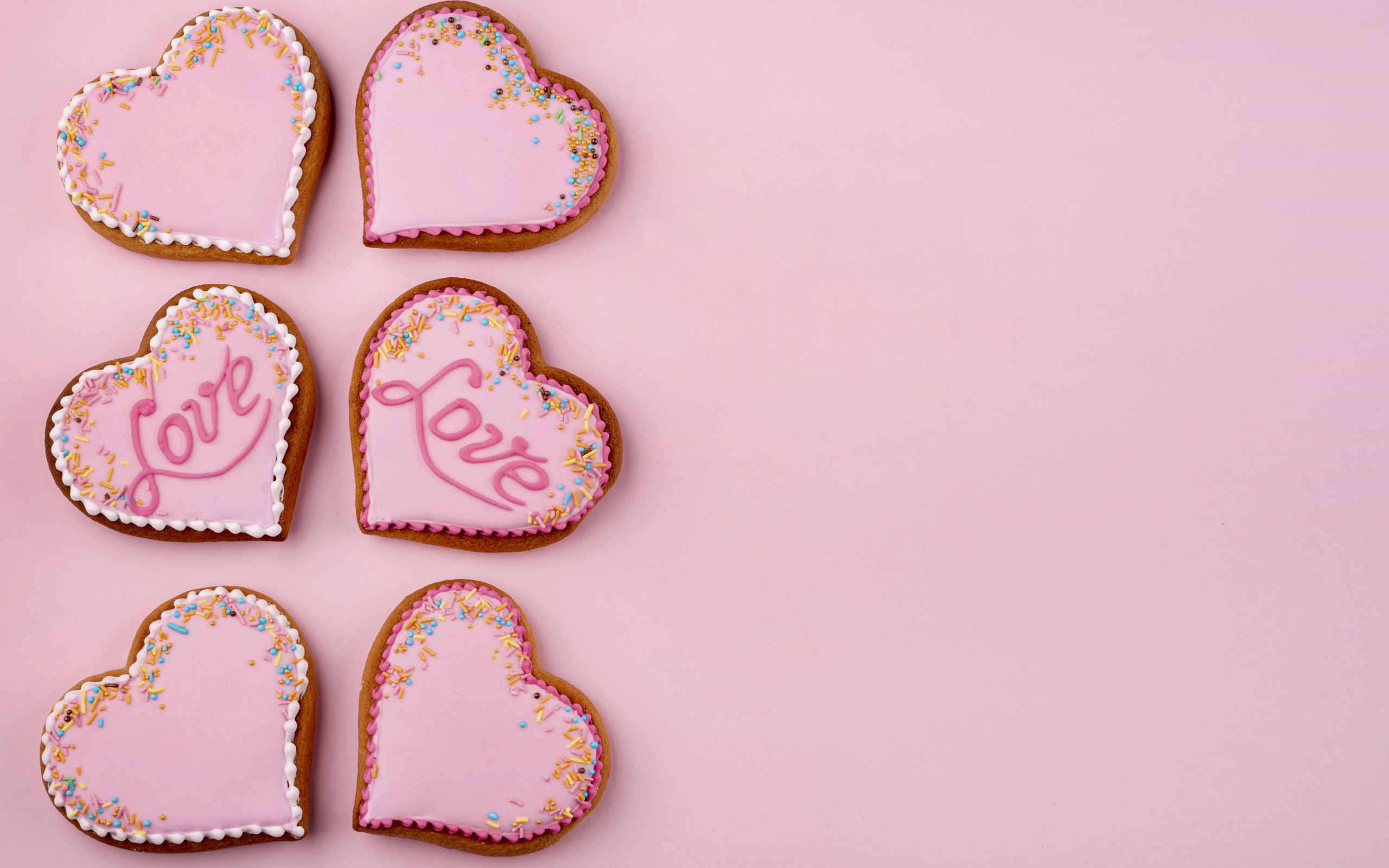 Печенье в форме сердца на розовом фоне