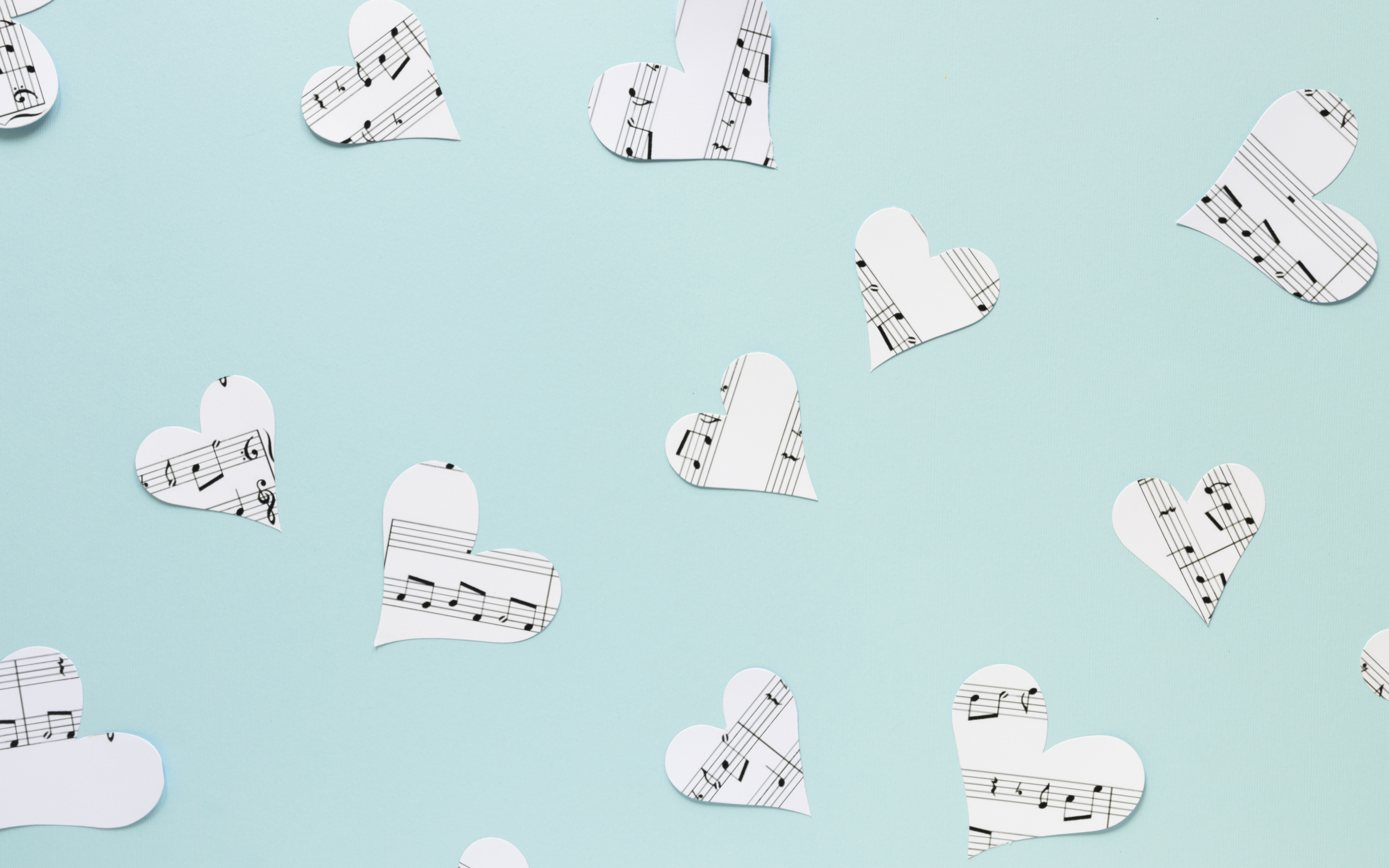 Сердечки из нотной тетради на голубом фоне