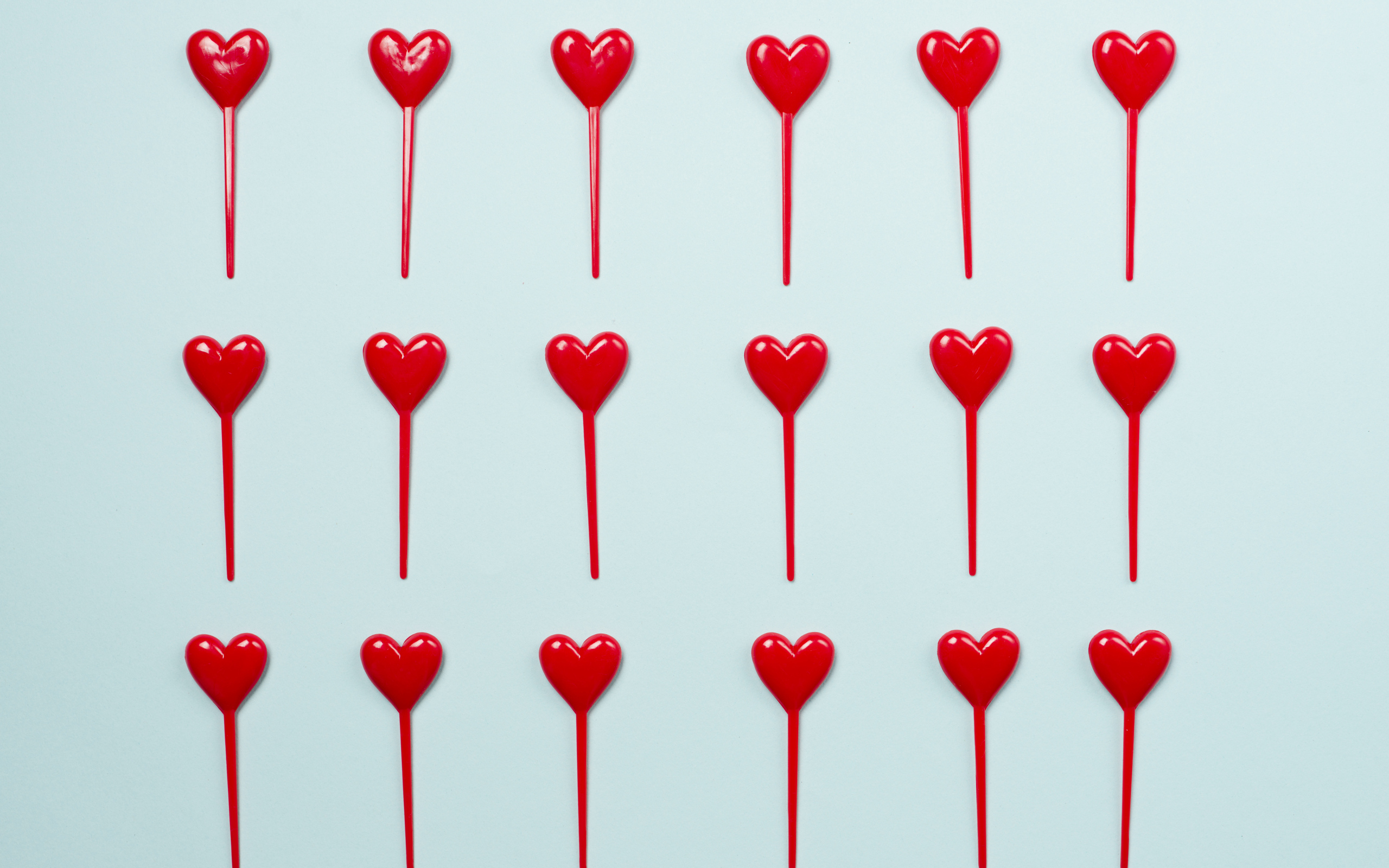 Сердечки на палочке на голубом фоне