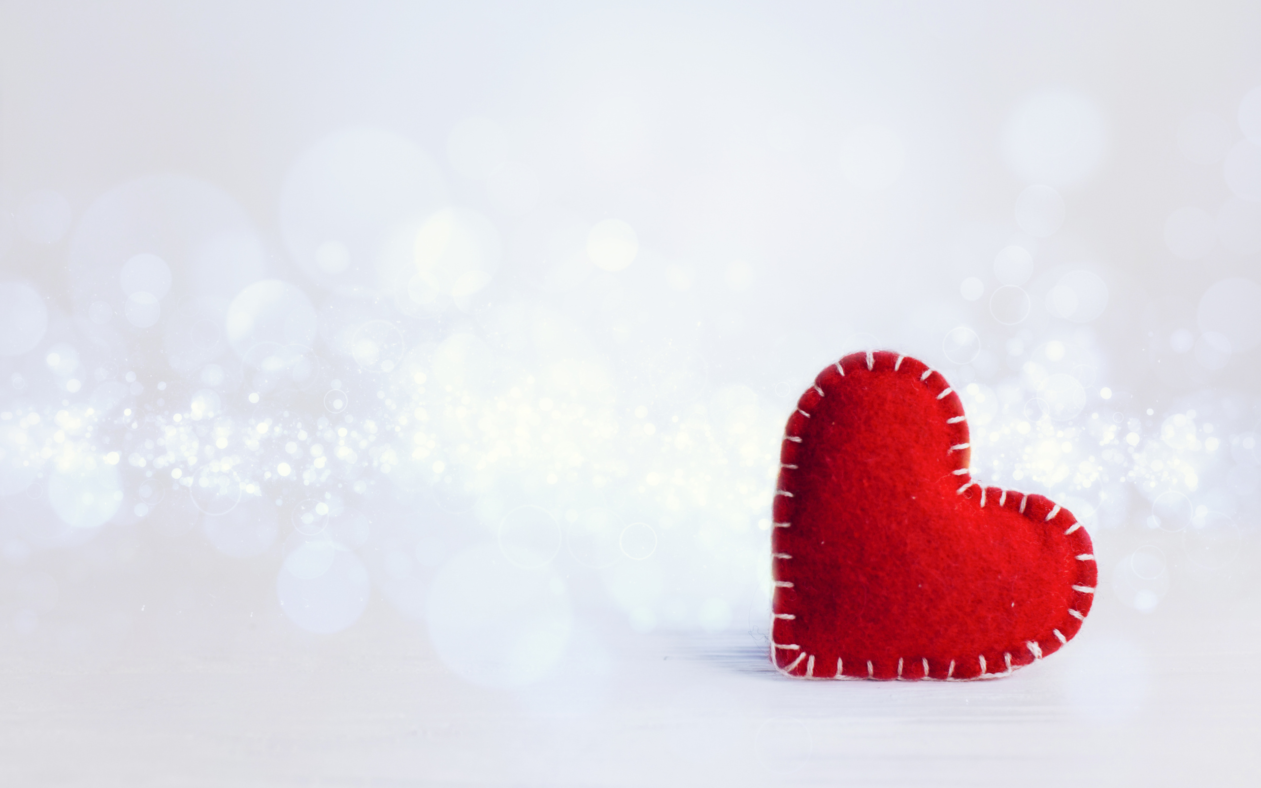 Красное тканевое сердце на сером фоне