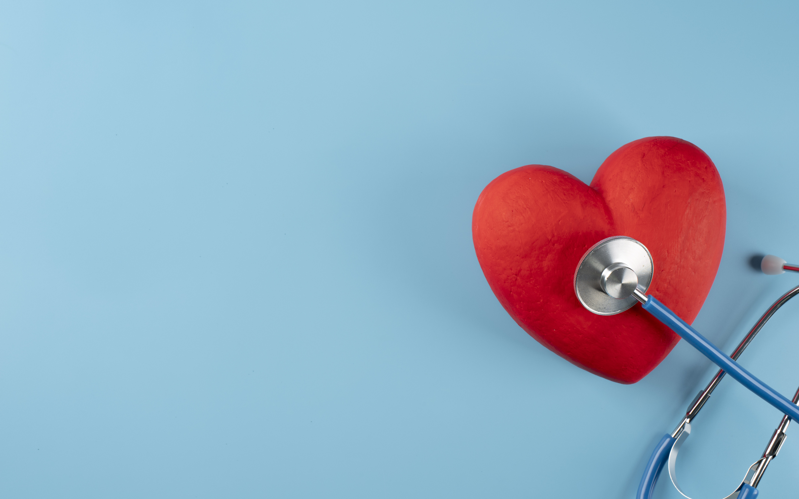 Красное сердце слушают стетоскопом