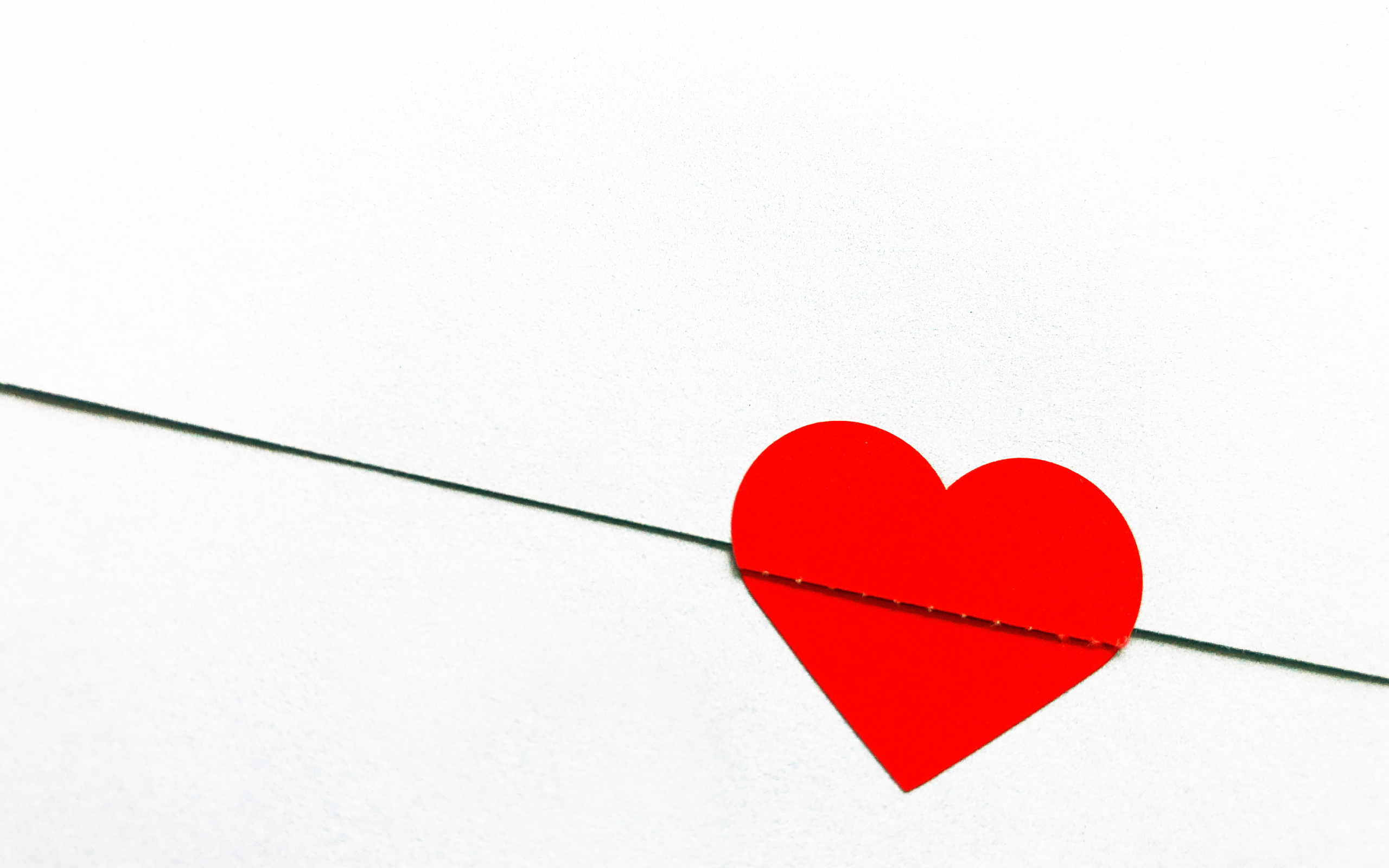 Красное сердечко на белом фоне из бумаги