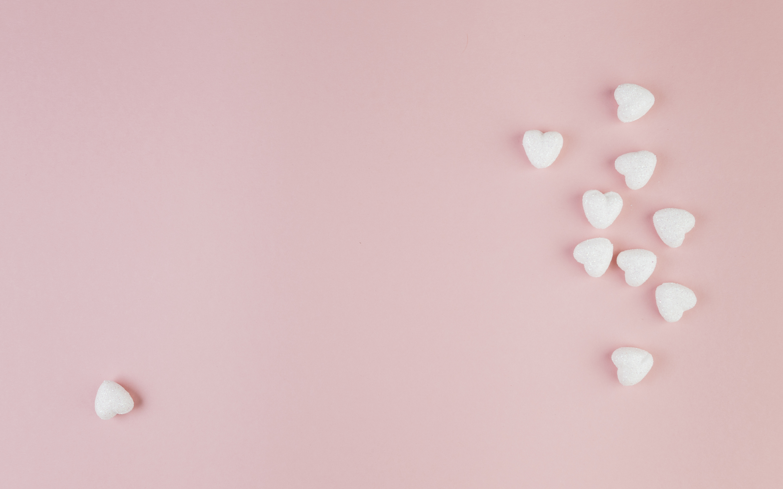 Маленькие белые сердечки на розовом фоне