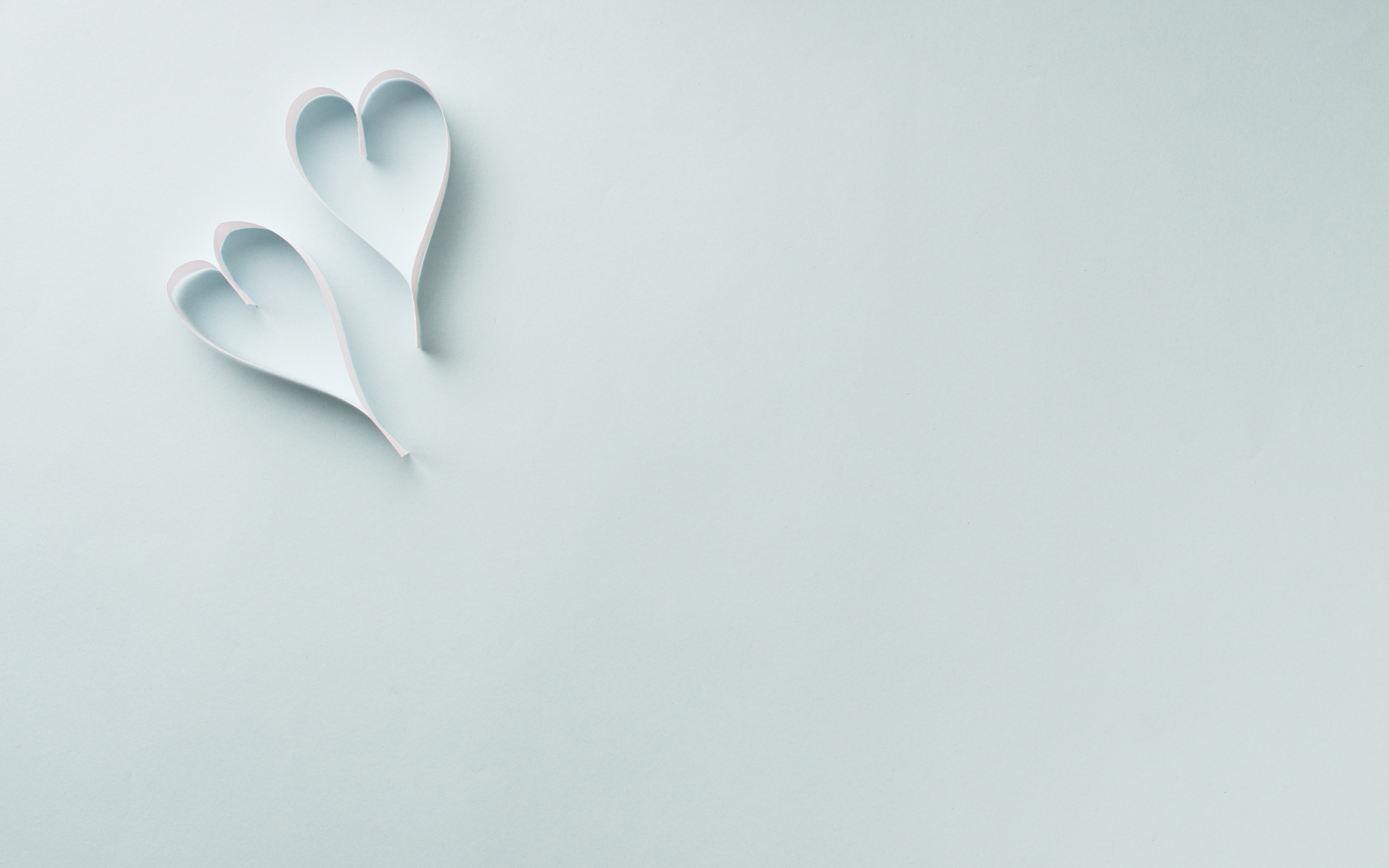 Две полоски белые полоски в форме сердца на голубом фоне