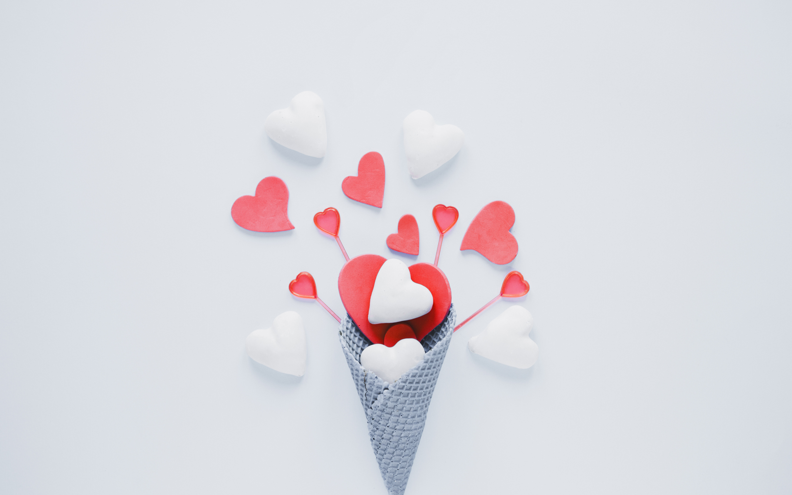 Вафельный рожок с сердечками на голубом фоне