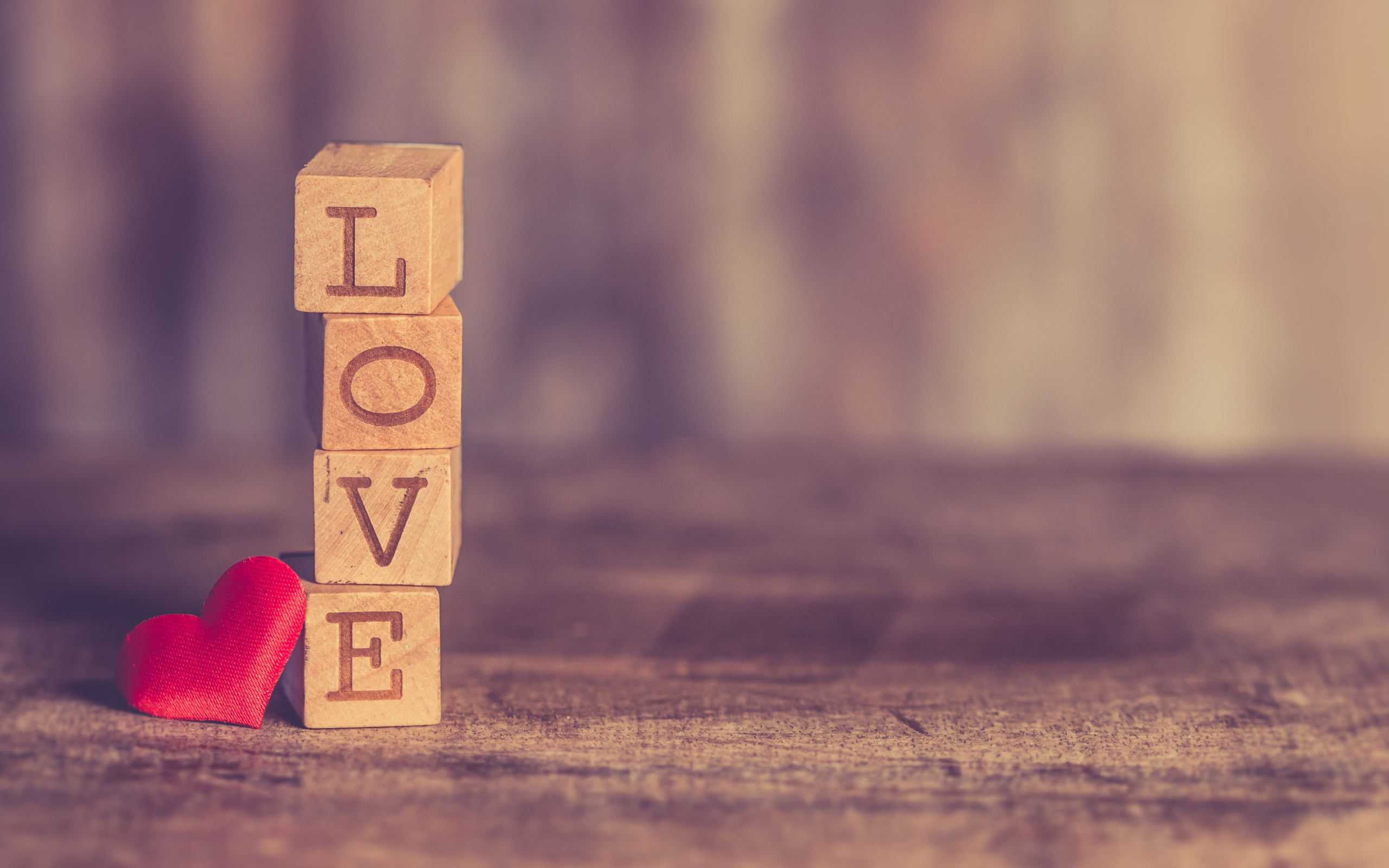 Деревянные кубики с надписью любовь с красным маленьким сердечком