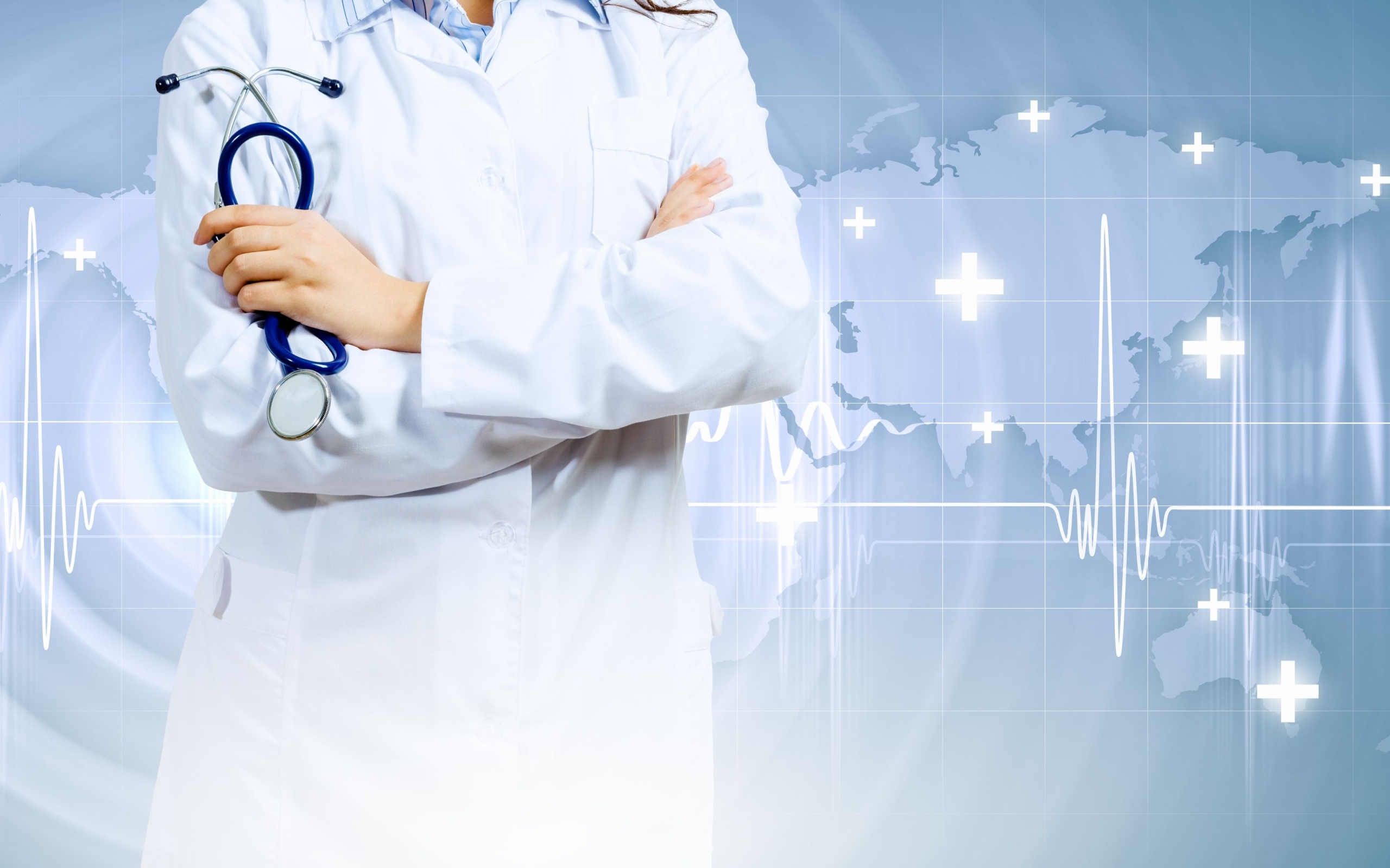 Врач в белом халате со стетоскопом в руках