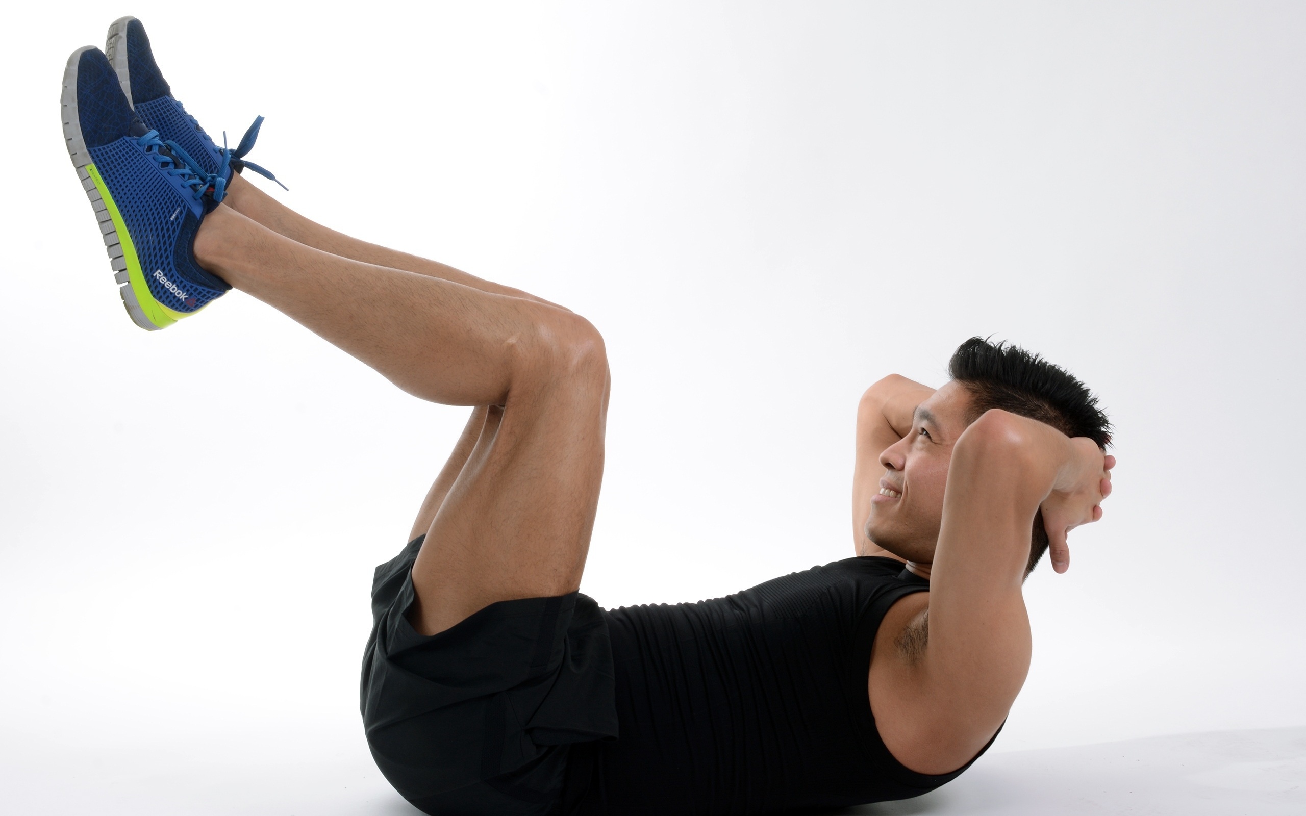 Мужчина спортсмен качает пресс